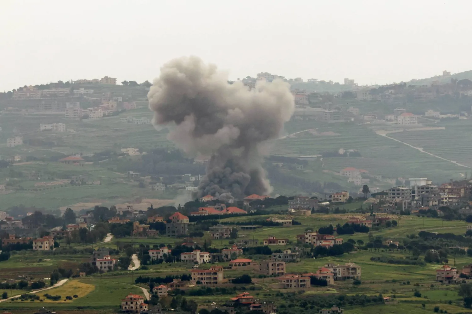 تصاعد الدخان جرَّاء غارات إسرائيلية على جنوب لبنان (إ.ب.أ)