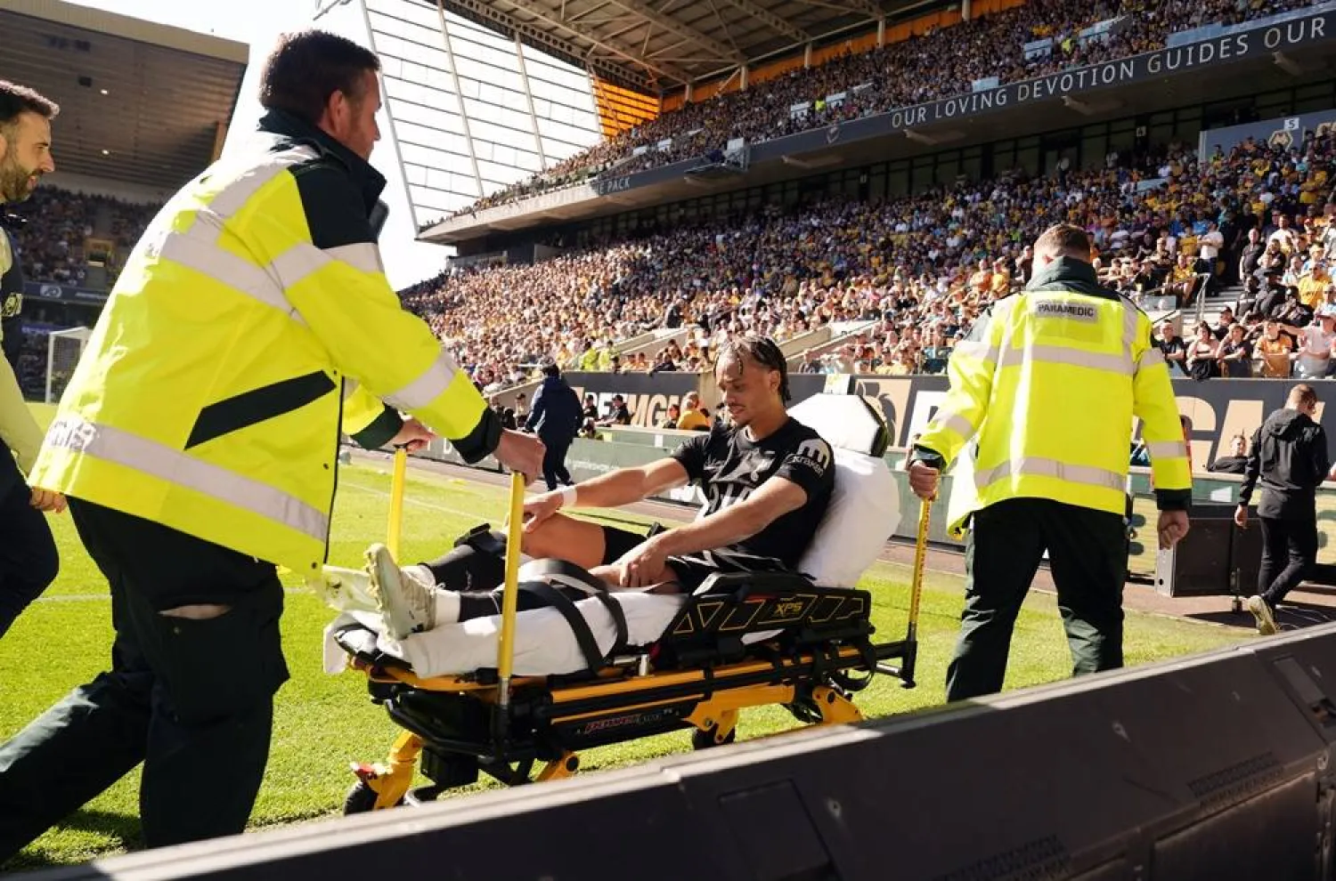25 April 2026, United Kingdom, Wolverhampton: Tottenham Hotspur's Xavi Simons is stretchered off injured during the English Premier League match between Wolverhampton Wanderers and Tottenham Hotspur at the Molineux stadium. (Nick Potts/PA Wire/dpa)