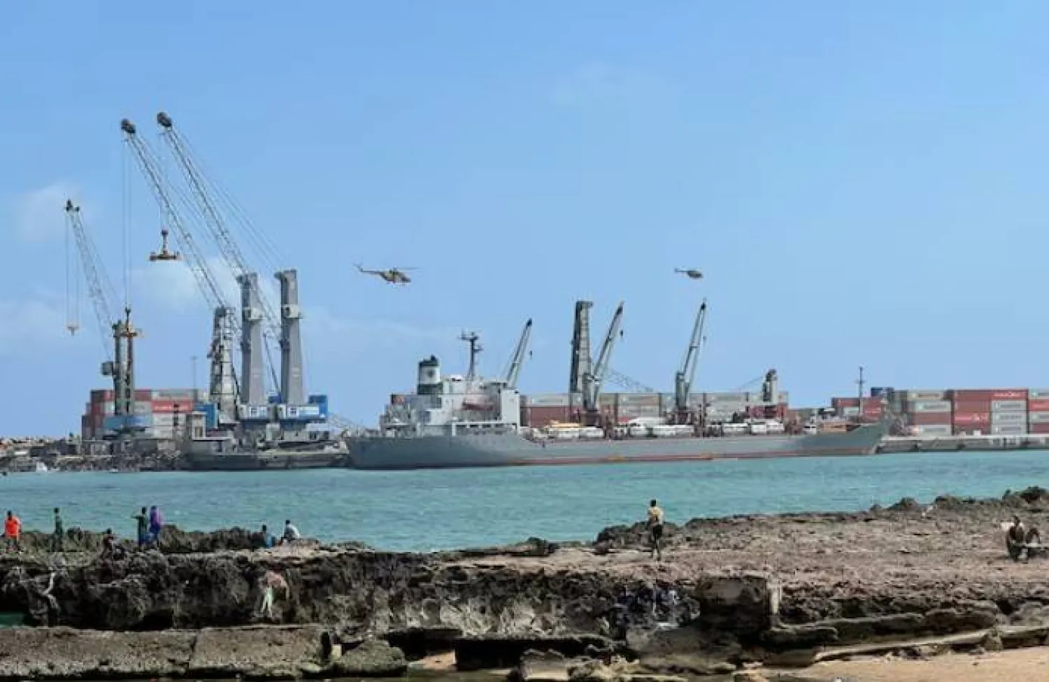 سفن شحن في ميناء مقديشو البحري (أرشيف - رويترز)