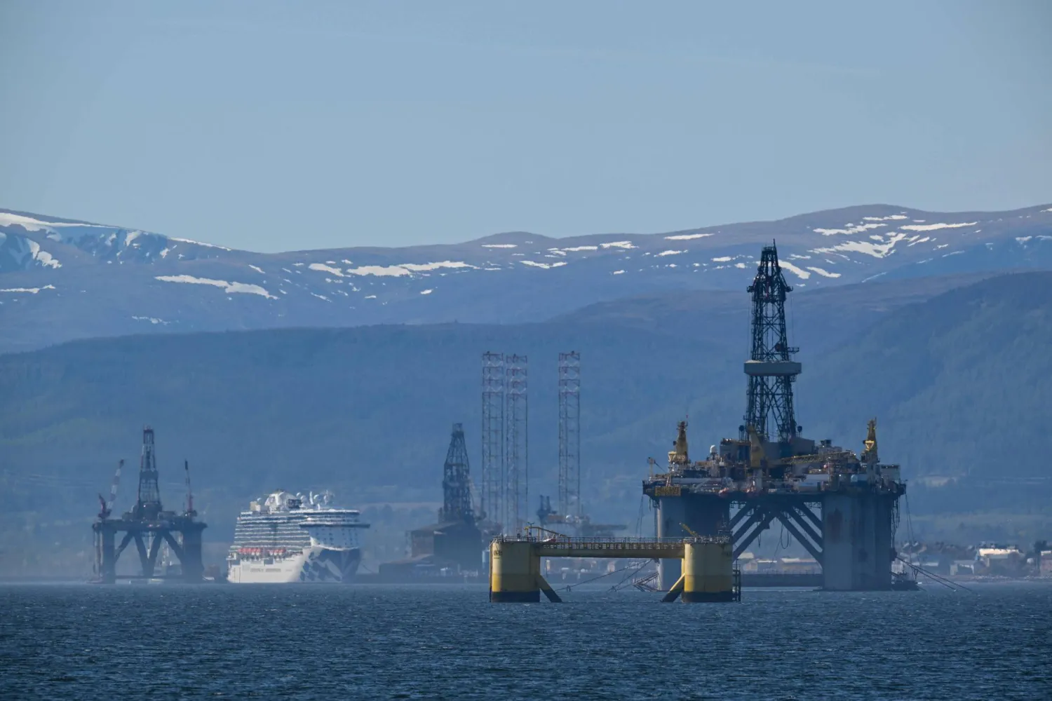 منصات نفطية تخضع للصيانة في خليج كرومارتي على الساحل الشمالي الشرقي لاسكوتلندا (أ.ف.ب)