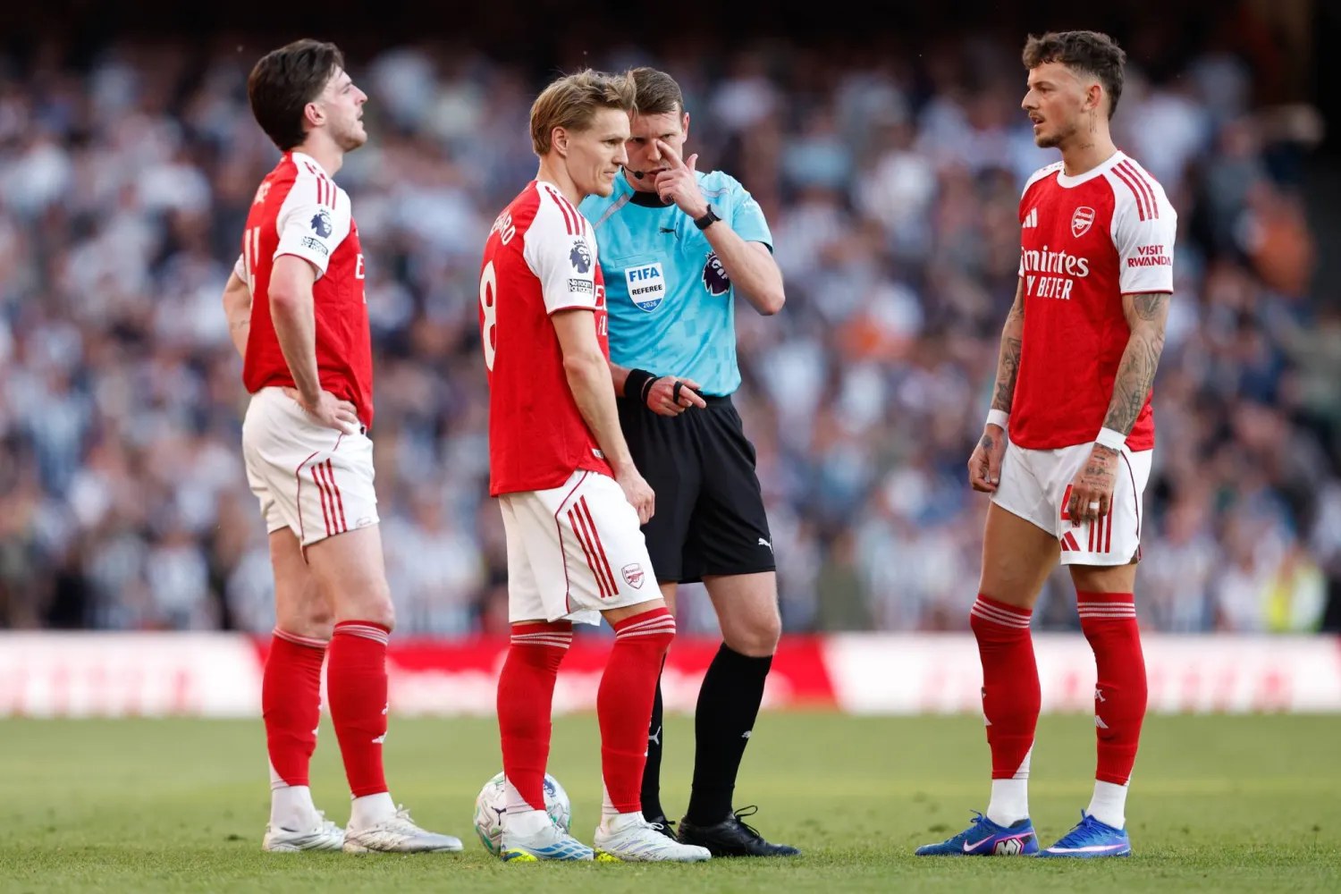 يواصل آرسنال مسيرته نحو لقب الدوري الإنجليزي وسط أجواء من القلق والتوتر (إ.ب.أ)