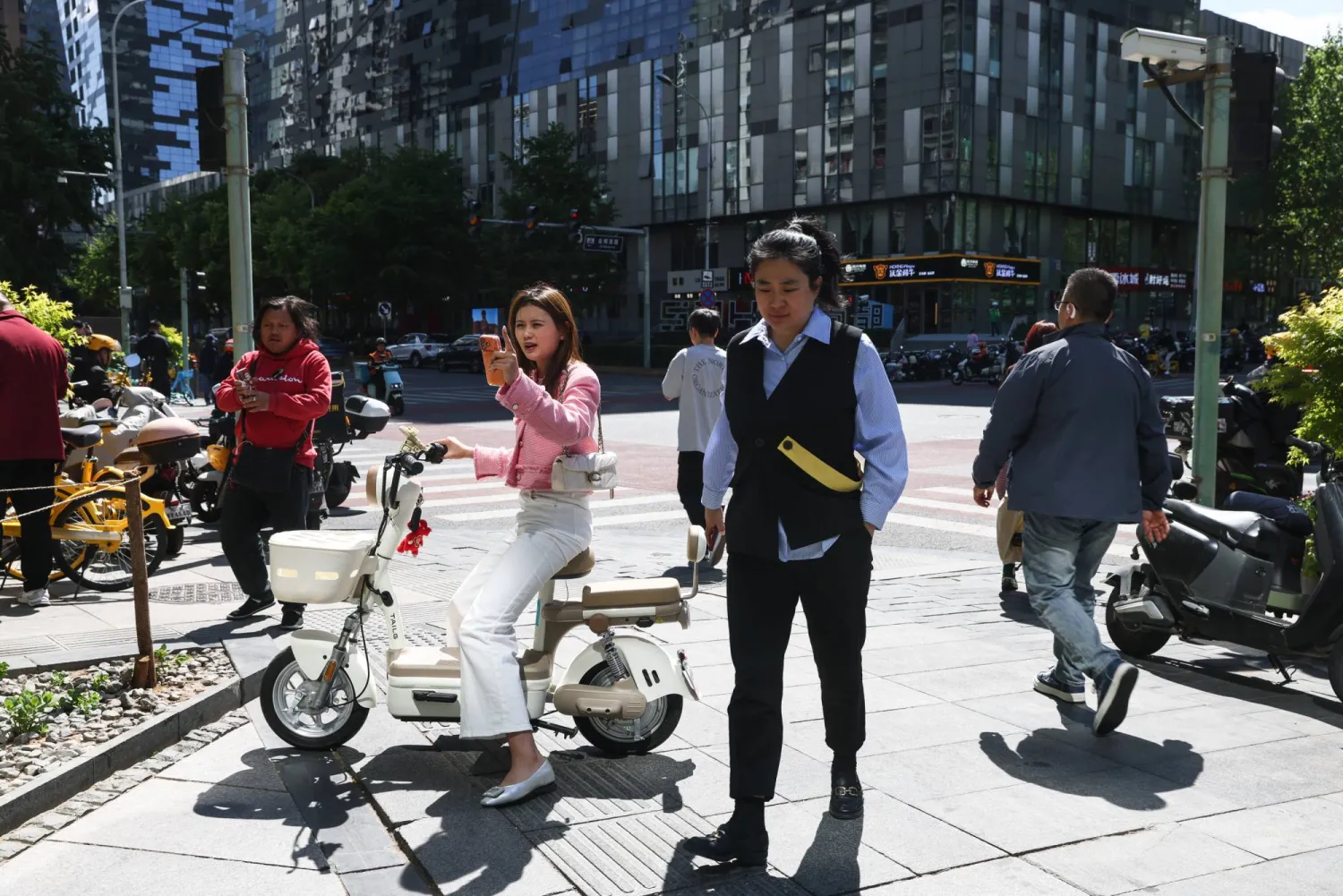 مشاة في الضاحية المالية بوسط العاصمة الصينية بكين (إ.ب.أ)