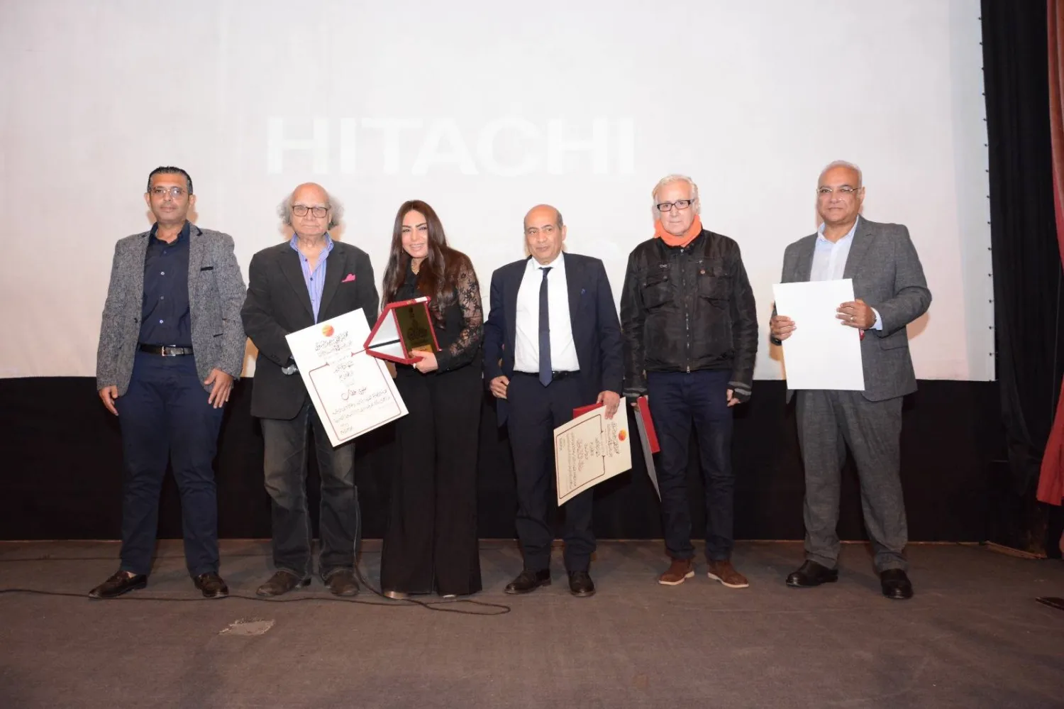 المكرمون في لقطة مع رئيس المهرجان (إدارة المهرجان)