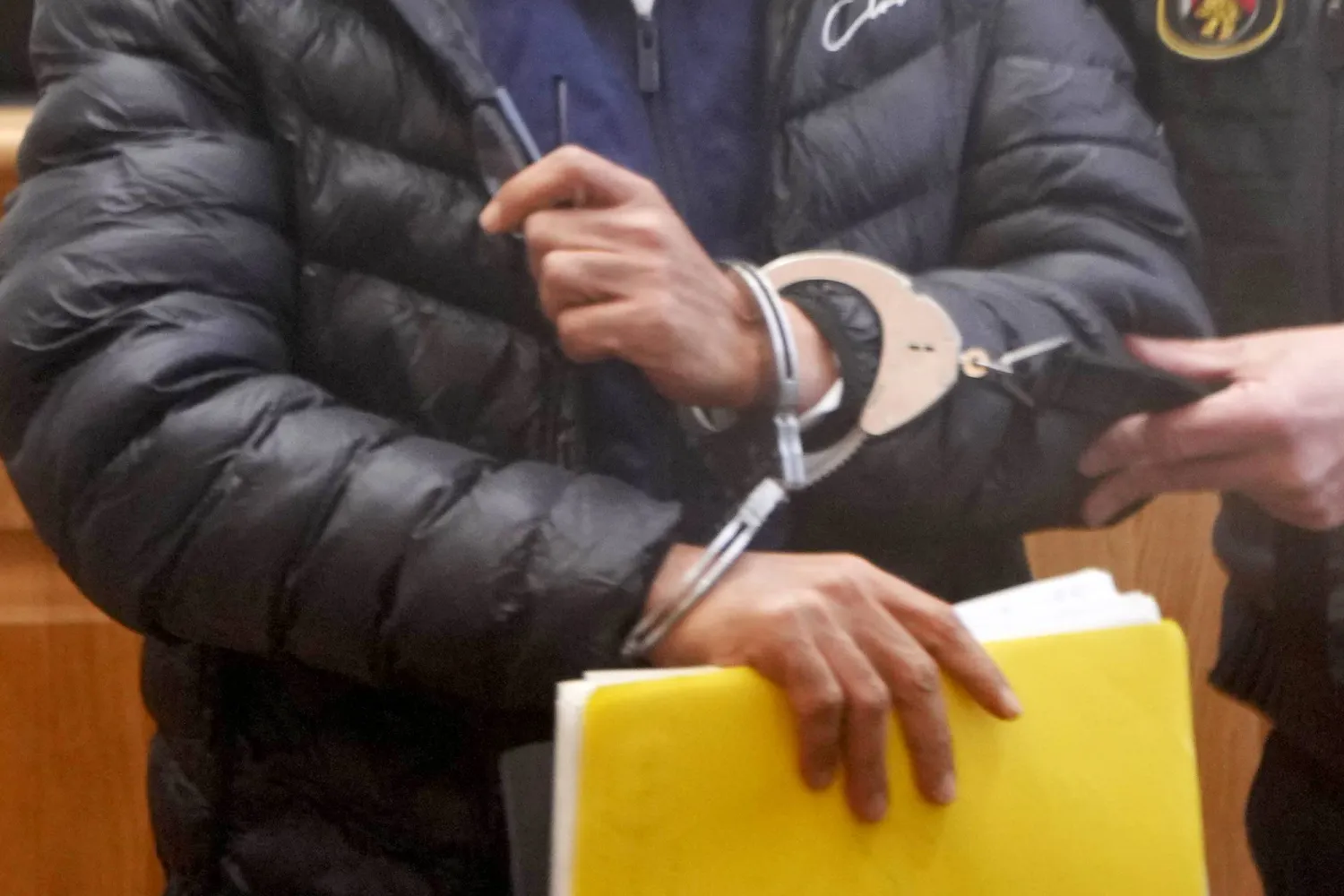 المتهم البالغ من العمر 48 عاماً يدخل «محكمة كوبلنز الإقليمية العليا» لمواجهة اتهامات بالقتل وارتكاب «جرائم ضد الإنسانية» (د.ب.أ) 