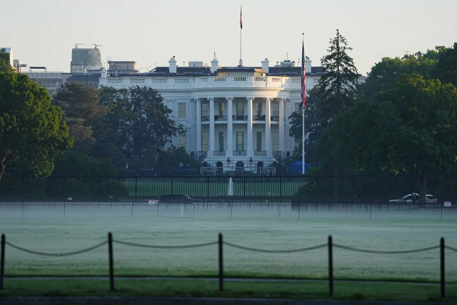 البيت الأبيض في وقت مبكر من صباح يوم الاثنين 27 أبريل 2026 بالعاصمة الأميركية واشنطن (أ.ب)