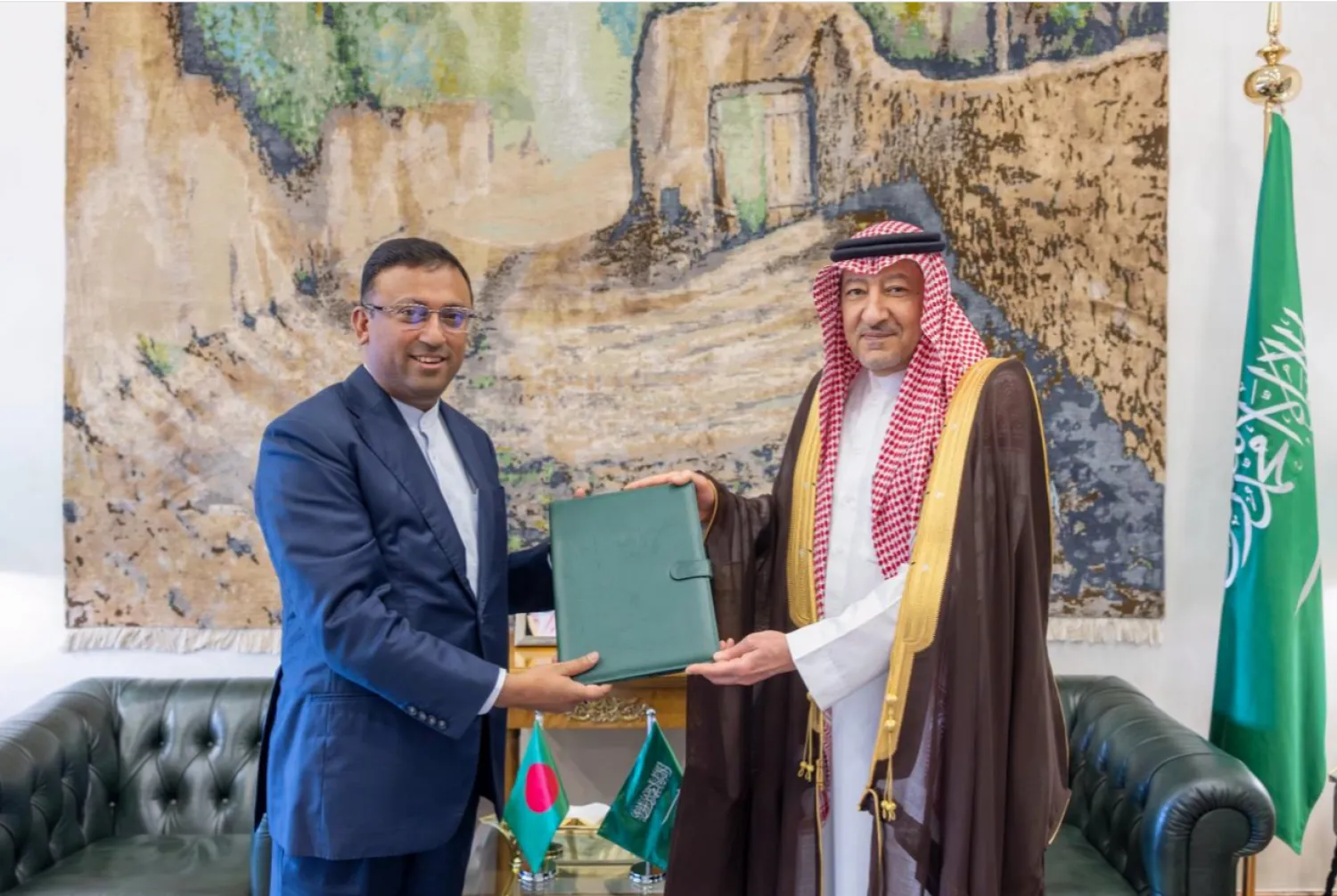 نائب وزير الخارجية المهندس وليد الخريجي خلال استقباله مستشار رئيس وزراء بنغلاديش للشؤون الخارجية همايون كبير (واس)