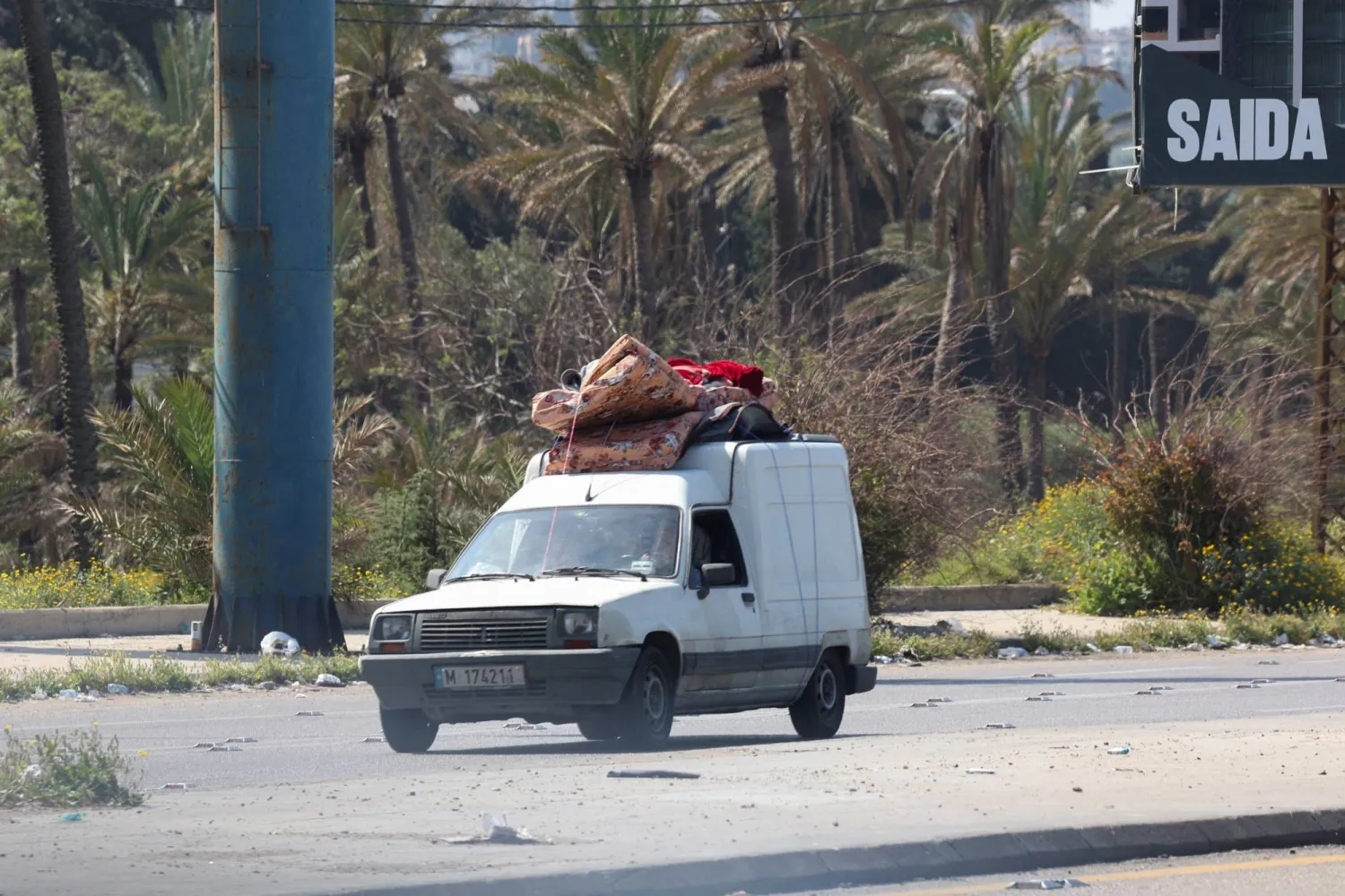 سيارة محملة بالأمتعة في مدينة صيدا حيث يعود النازحون هرباً من تجدد التصعيد بجنوب لبنان (رويترز)