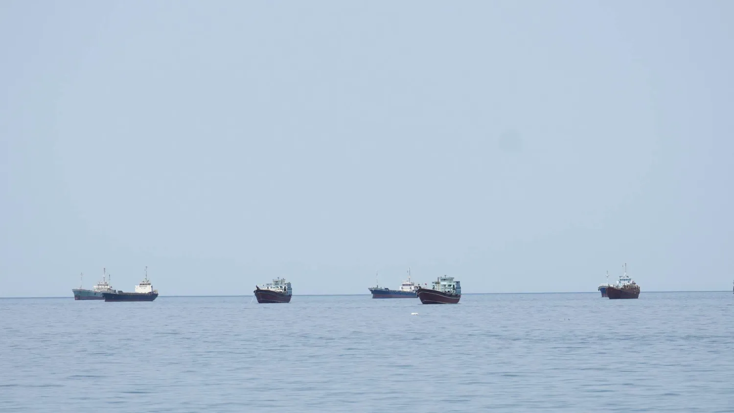 سفن وقوارب في مضيق هرمز... 24 أبريل 2026 (رويترز)