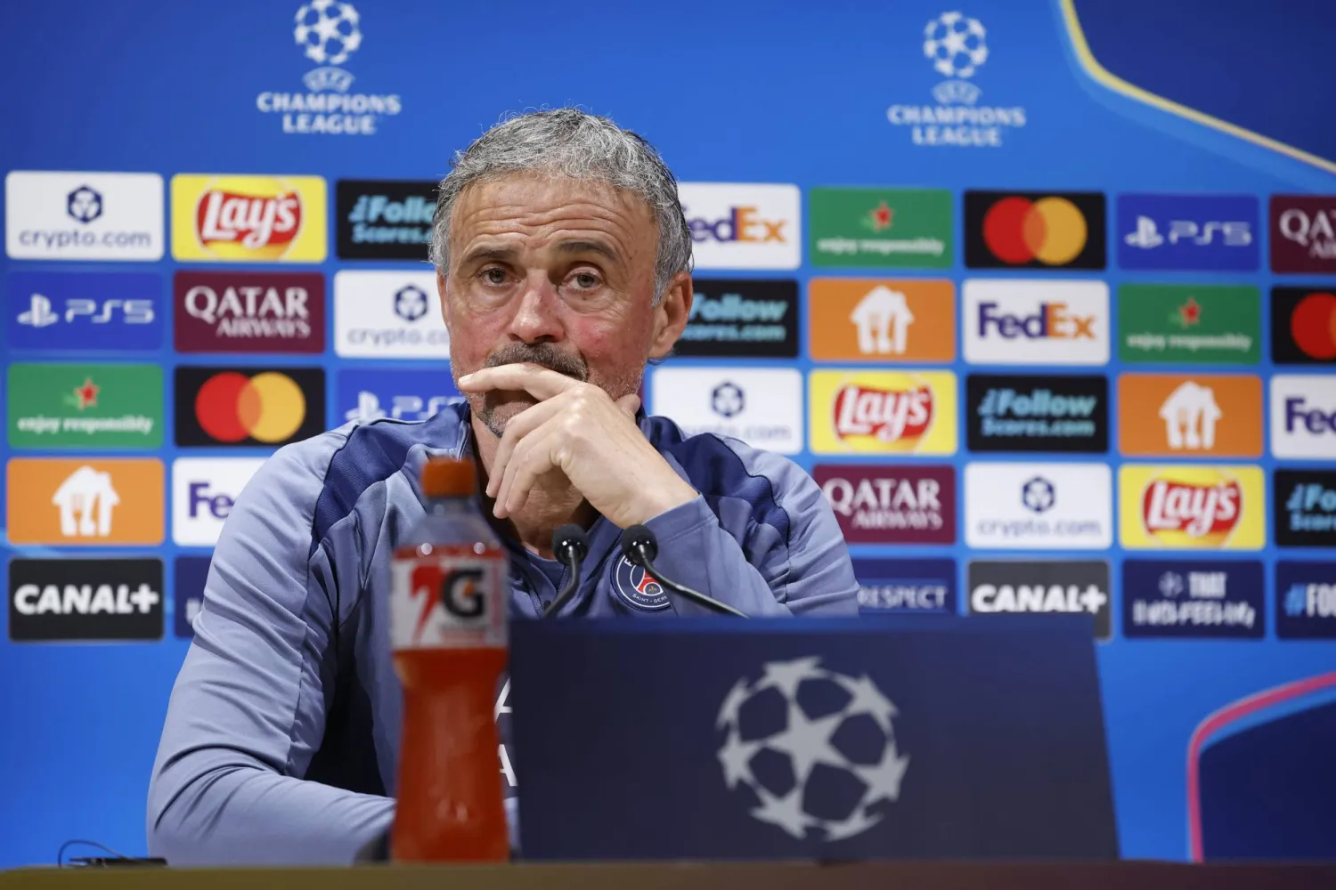 لويس إنريكي مدرب باريس سان جيرمان (إ.ب.أ)