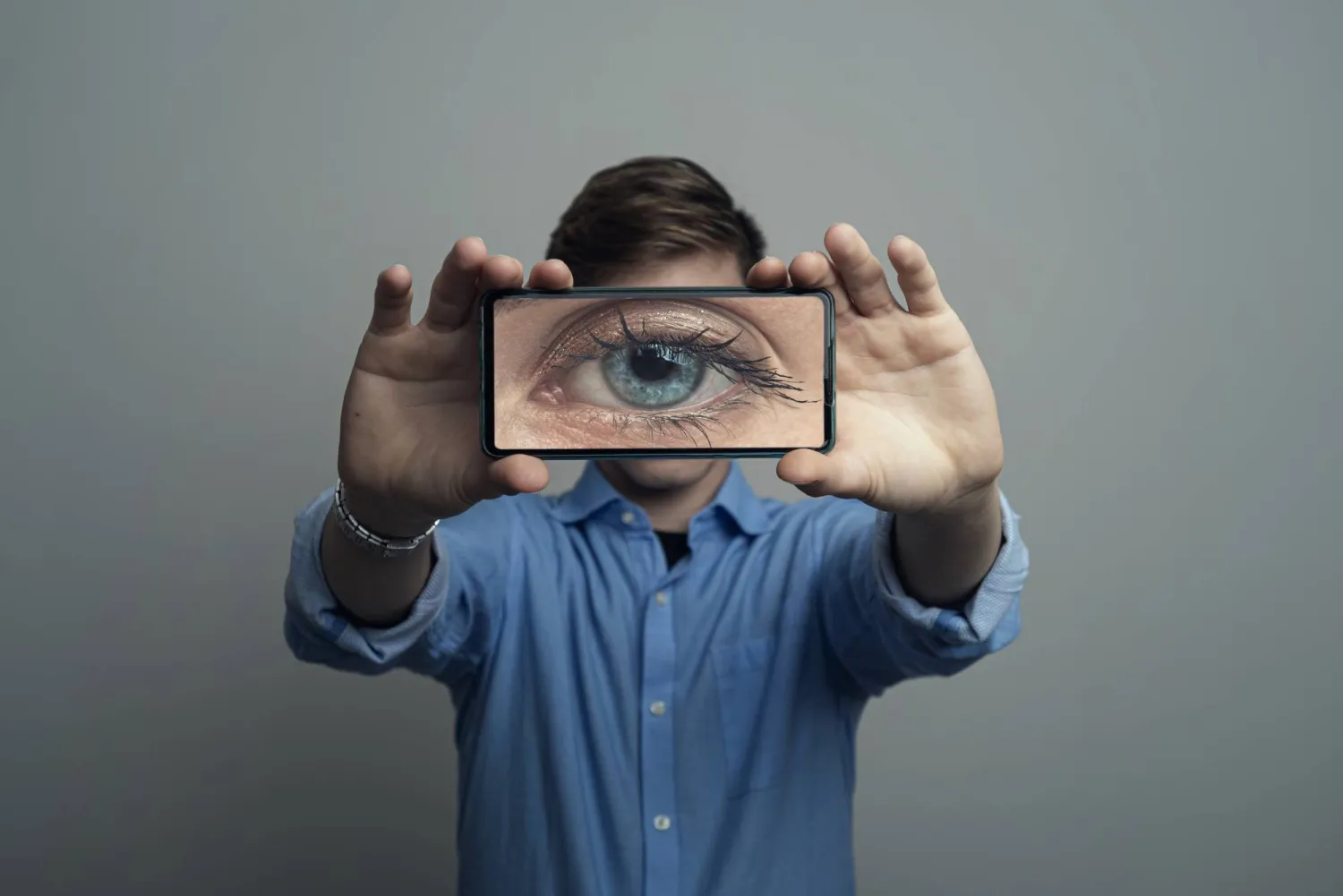 «المراقبة الحسّية» تحوّل الحياة اليومية إلى مجموعة أدلة