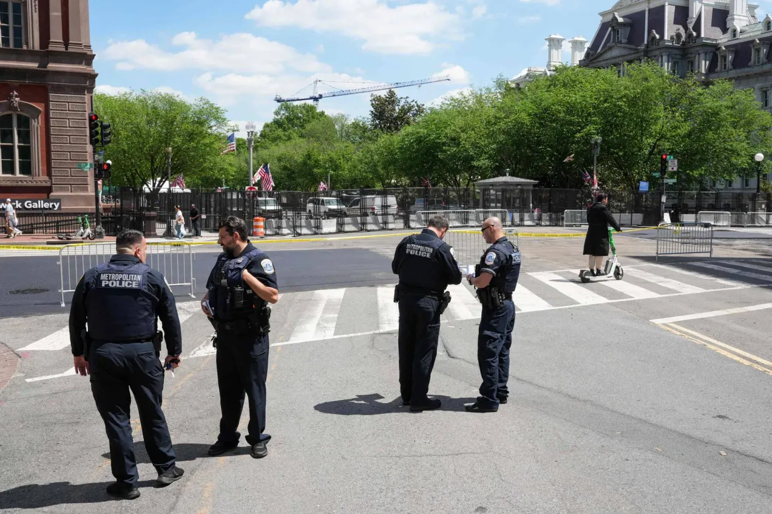 İngiltere Kralı III. Charles ve Kraliçe Camilla'nın ABD başkenti Washington'a gelişinden önce, Beyaz Saray yakınlarındaki kapalı yolda polis memurları, 27 Nisan 2026 (AFP)