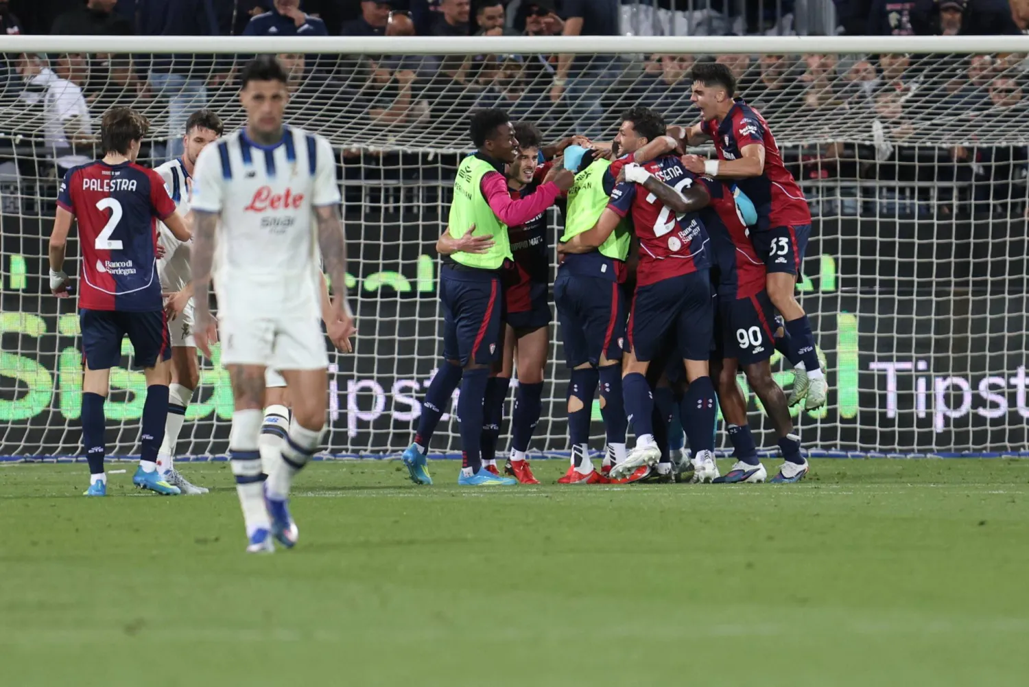 فرحة لاعبي كالياري بالفوز على أتالانتا (إ.ب.أ)