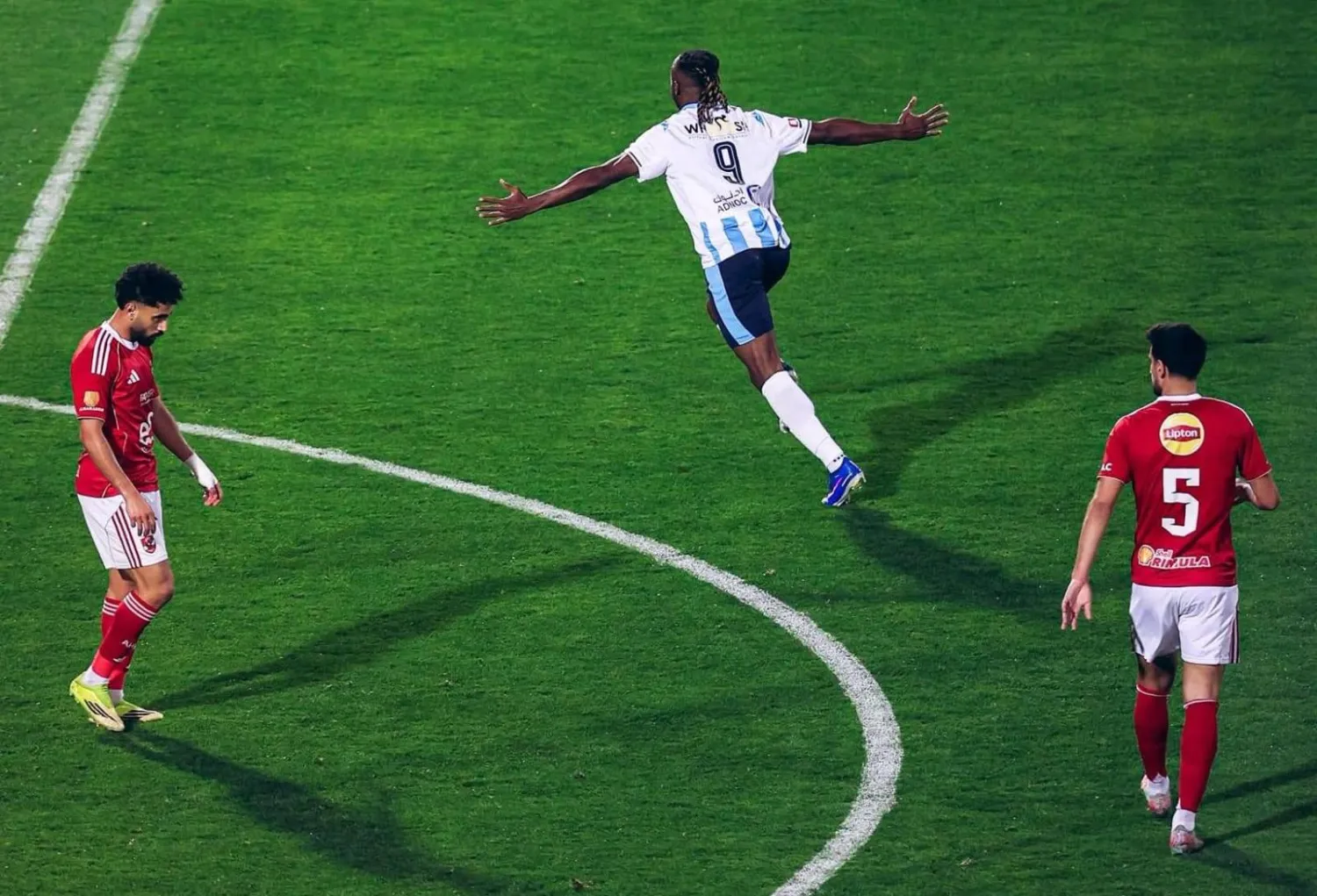 الكونغولي فيستون ماييلي يحتفل بهدفه في مرمى الأهلي (نادي بيراميدز)