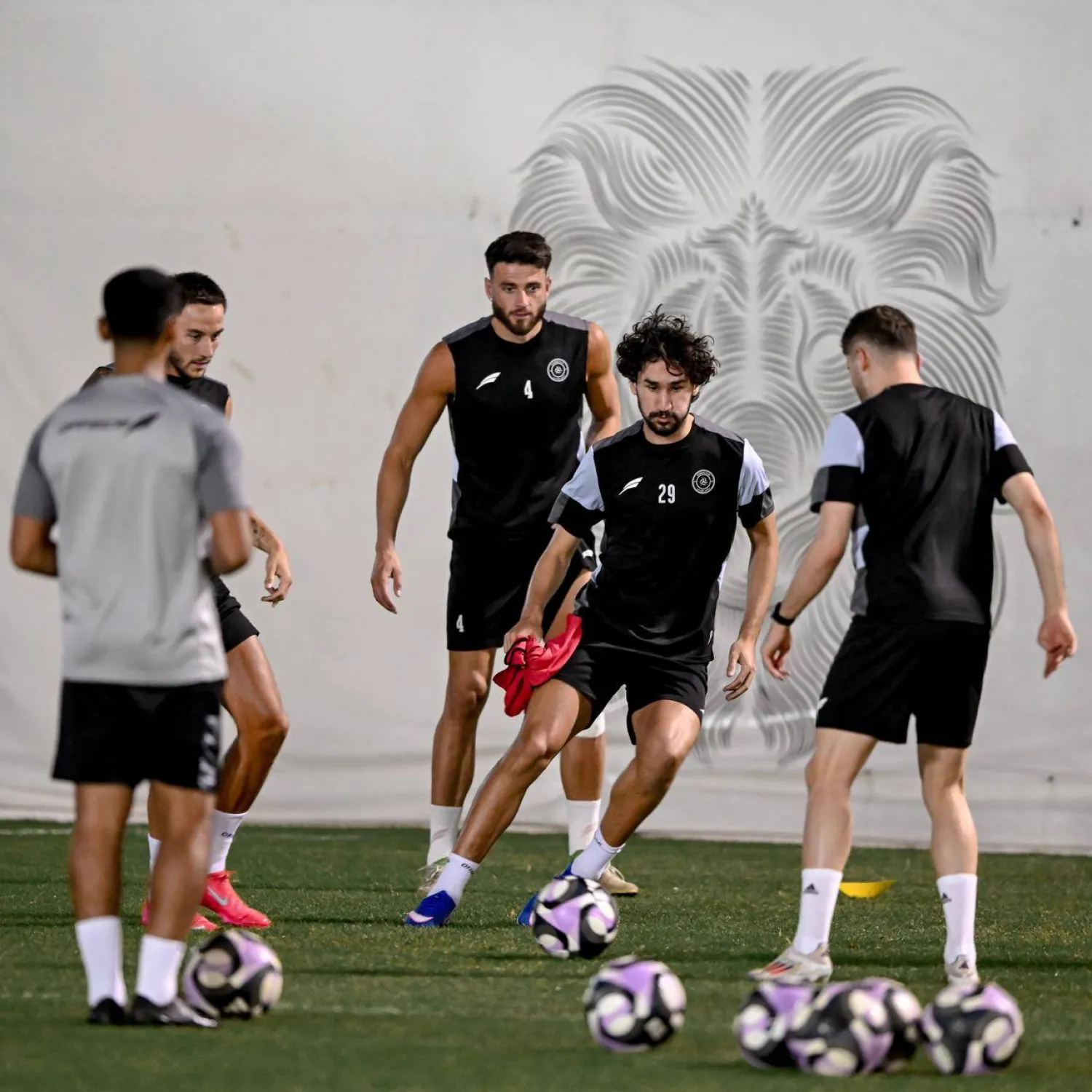 يستعد الشباب لمواجهة الفتح مساء الثلاثاء (نادي الشباب)