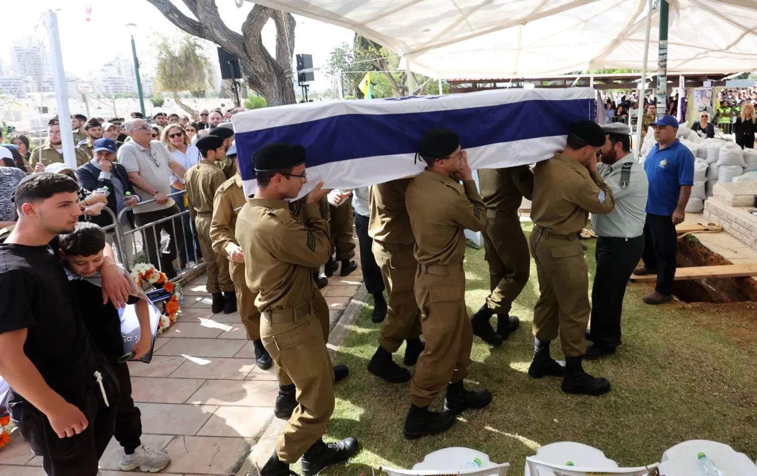 Tel Aviv yakınlarındaki Petah Tikva askeri mezarlığında dün düzenlenen cenaze töreninde askerler, Lübnan'ın güneyinde öldürülen asker İdan Fox'un tabutunu taşıyor (DPA)