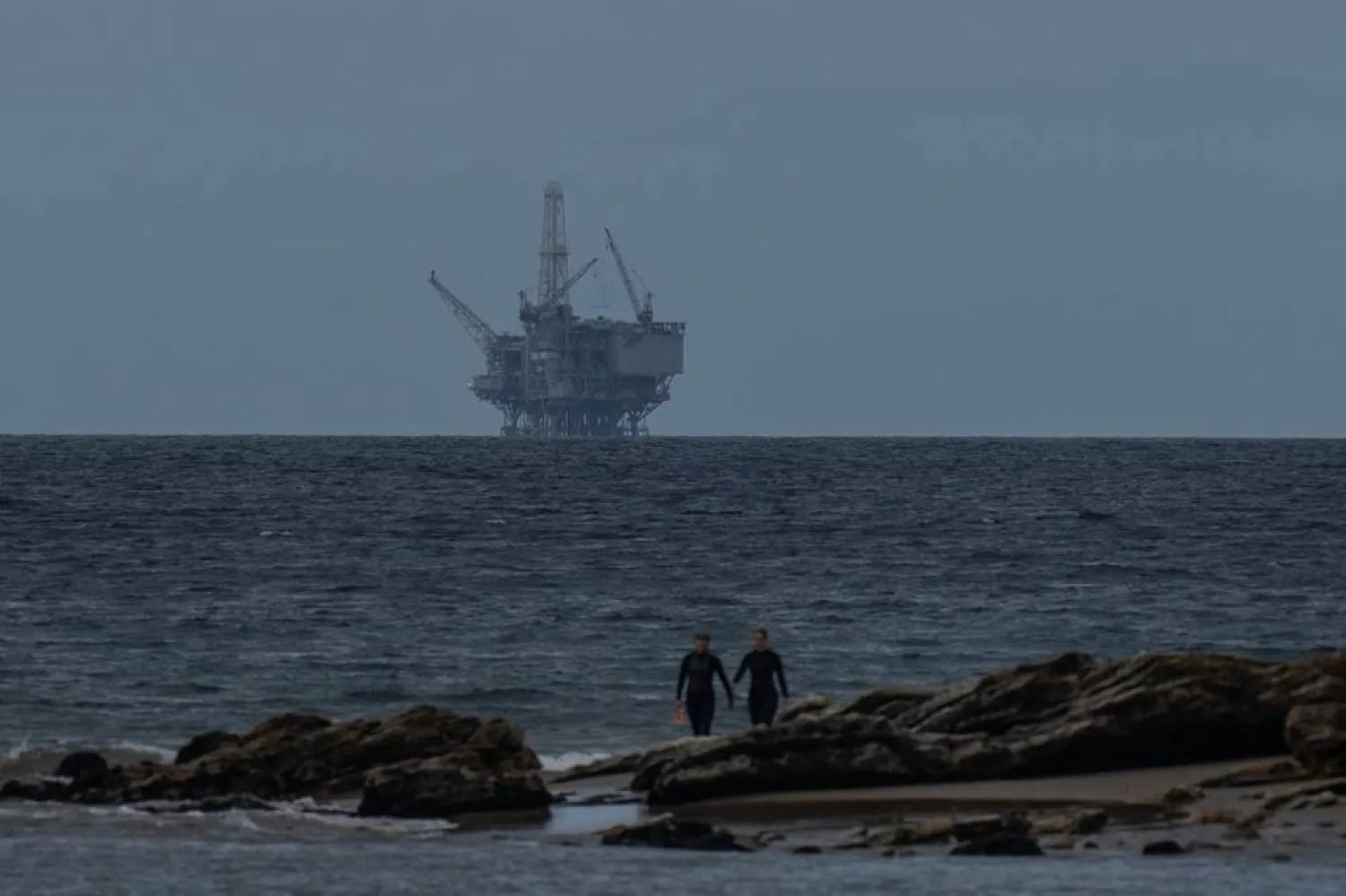  An offshore drilling platform operated by Sable Offshore Corp. is seen from Refugio State Beach near Goleta, Calif., Sunday, April 26, 2026. (AP) 