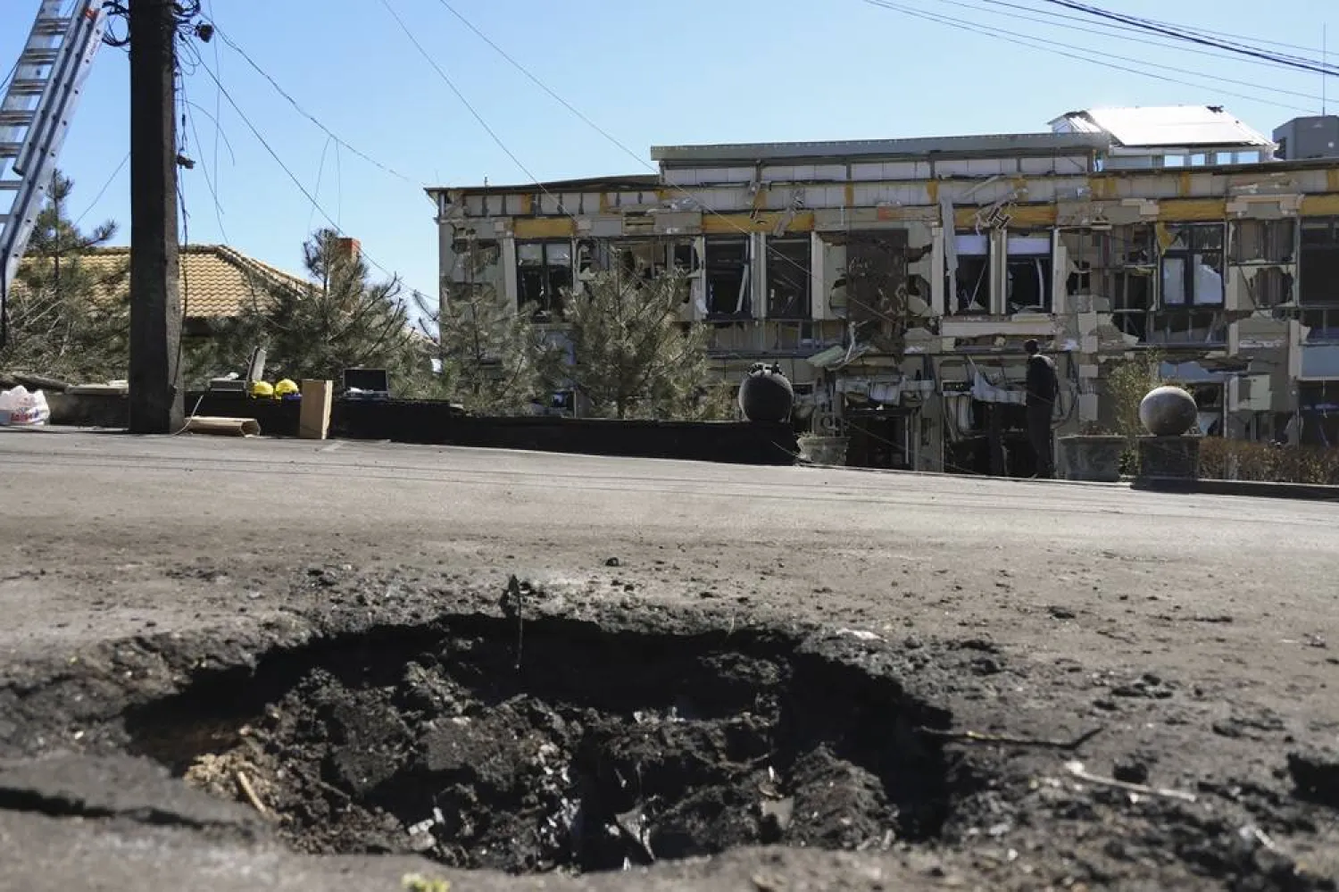 A crater is seen at the site of the Russian strike on a residential area in Odesa, Ukraine, 27 April 2026. (EPA) 
