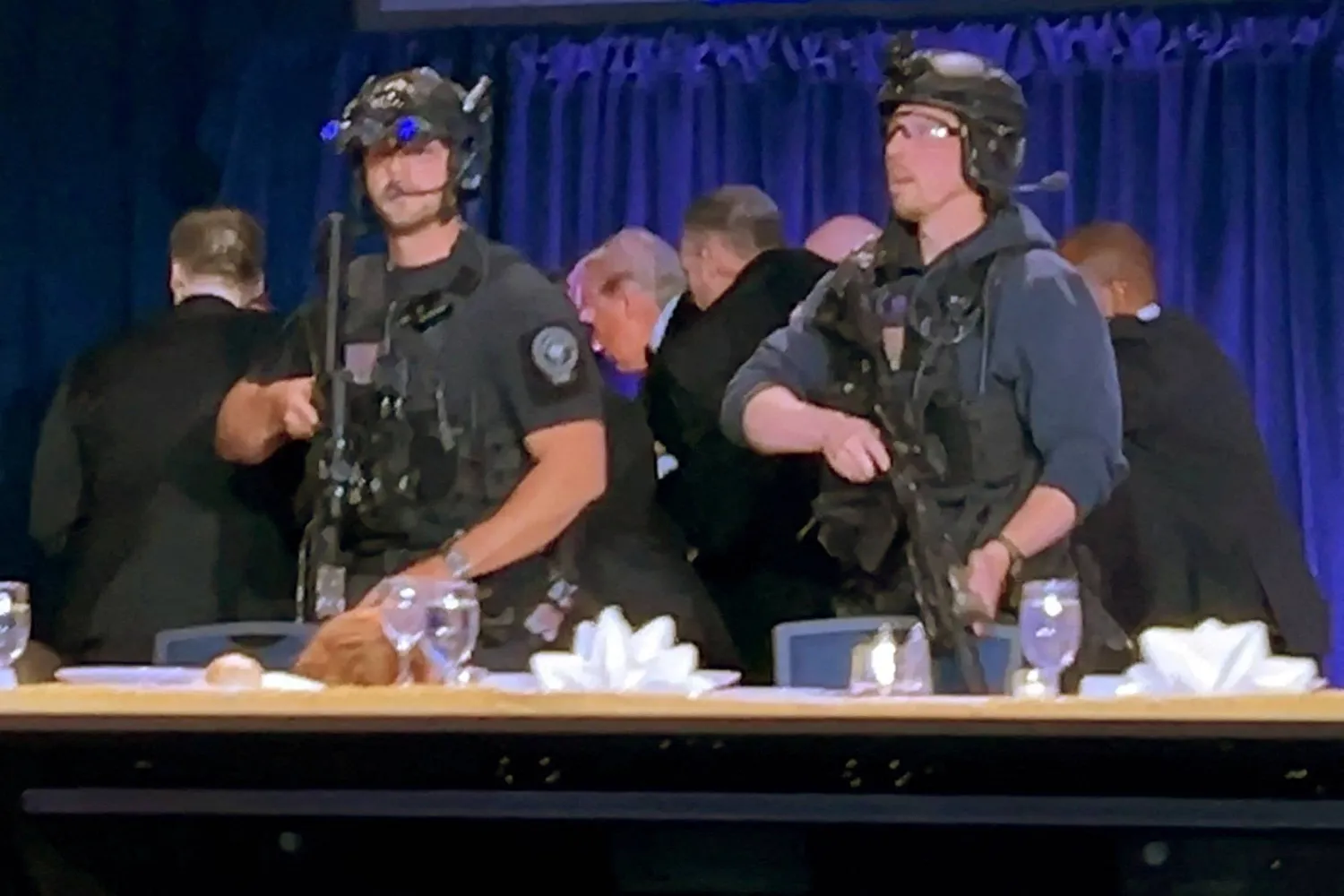 عناصر الشرطة والخدمة السرية يجلون الرئيس ترمب من صالة حفل «مراسلي البيت الأبيض» بعد إطلاق النار مساء السبت (رويترز)