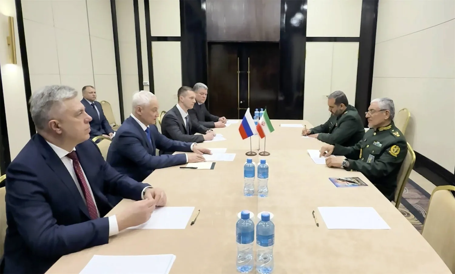 وزير الدفاع الروسي أندريه بيلوسوف (الثالث من اليسار) خلال حديثه مع نائب وزير الدفاع الإيراني العميد رضا طلائي نيك (يمين) أثناء اجتماعهما في بيشكيك - قرغيزستان الاثنين (إ.ب.أ)