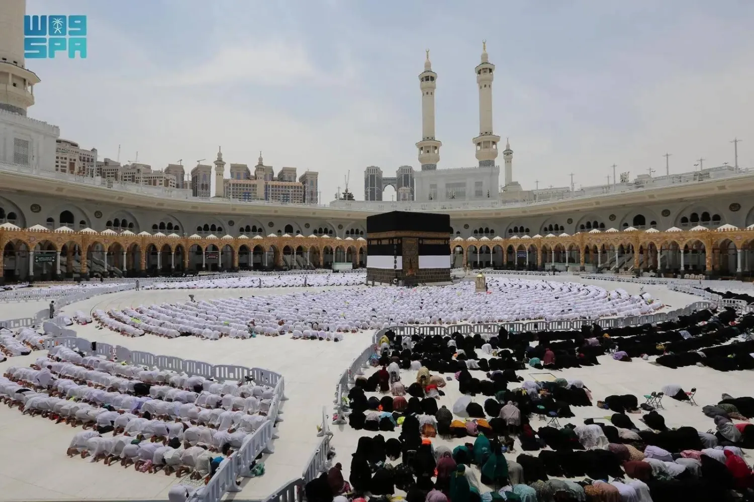 Worshippers perform Friday prayers at the Grand Mosque in Makkah on April 24, 2026. (SPA)