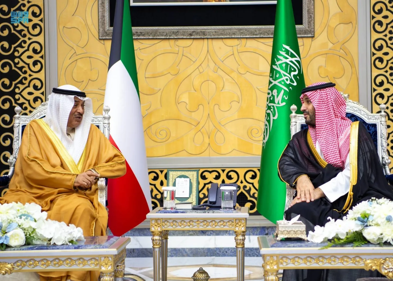 الأمير محمد بن سلمان ولي العهد رئيس مجلس الوزراء السعودي لدى استقباله ولي عهد الكويت الشيخ صباح خالد الحمد الصباح الذي وصل إلى جدة للمشاركة في القمة الخليجية (واس) 