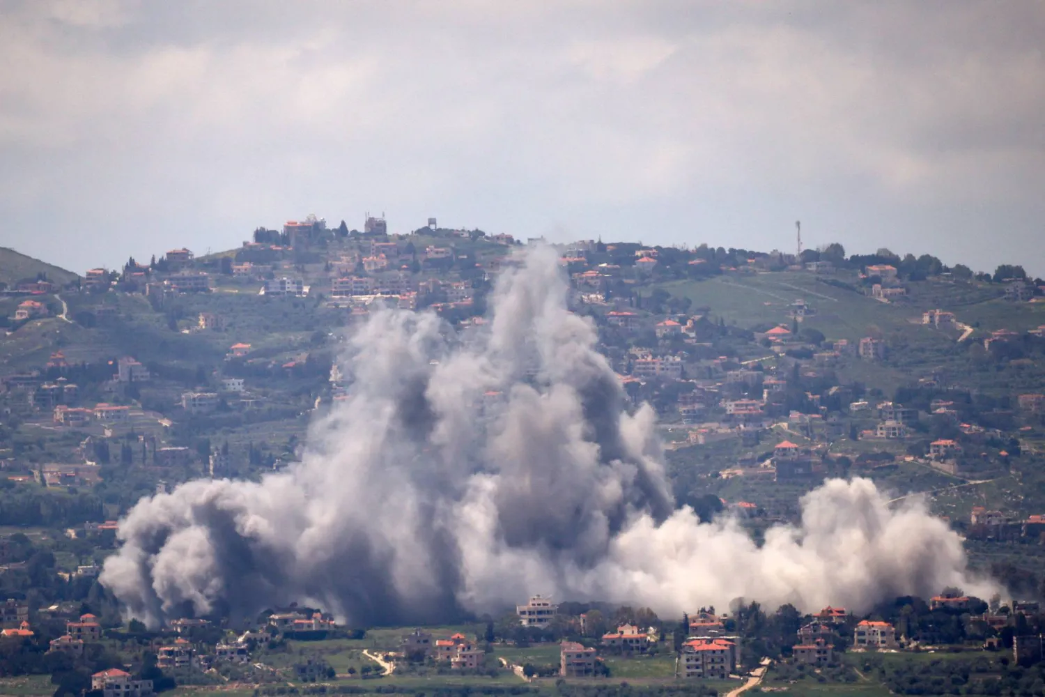 تصاعُد الدخان جراء الغارات الإسرائيلية على جنوب لبنان (رويترز)