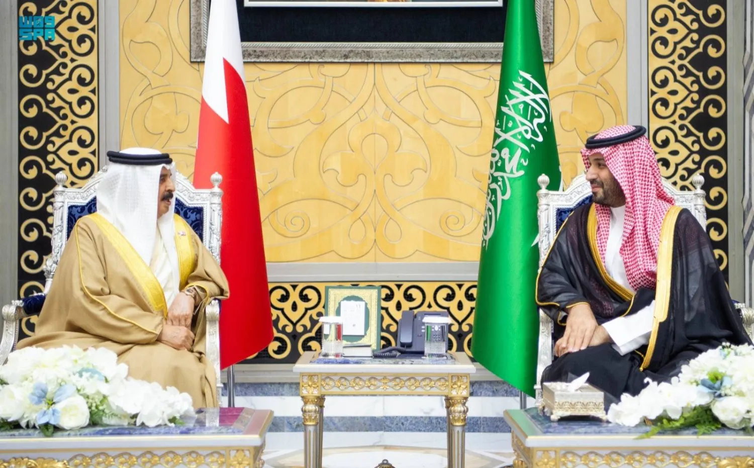 ملك البحرين في حديث مع ولي العهد السعودي عقب وصوله إلى جدة لحضور القمة الخليجية التشاورية (واس)