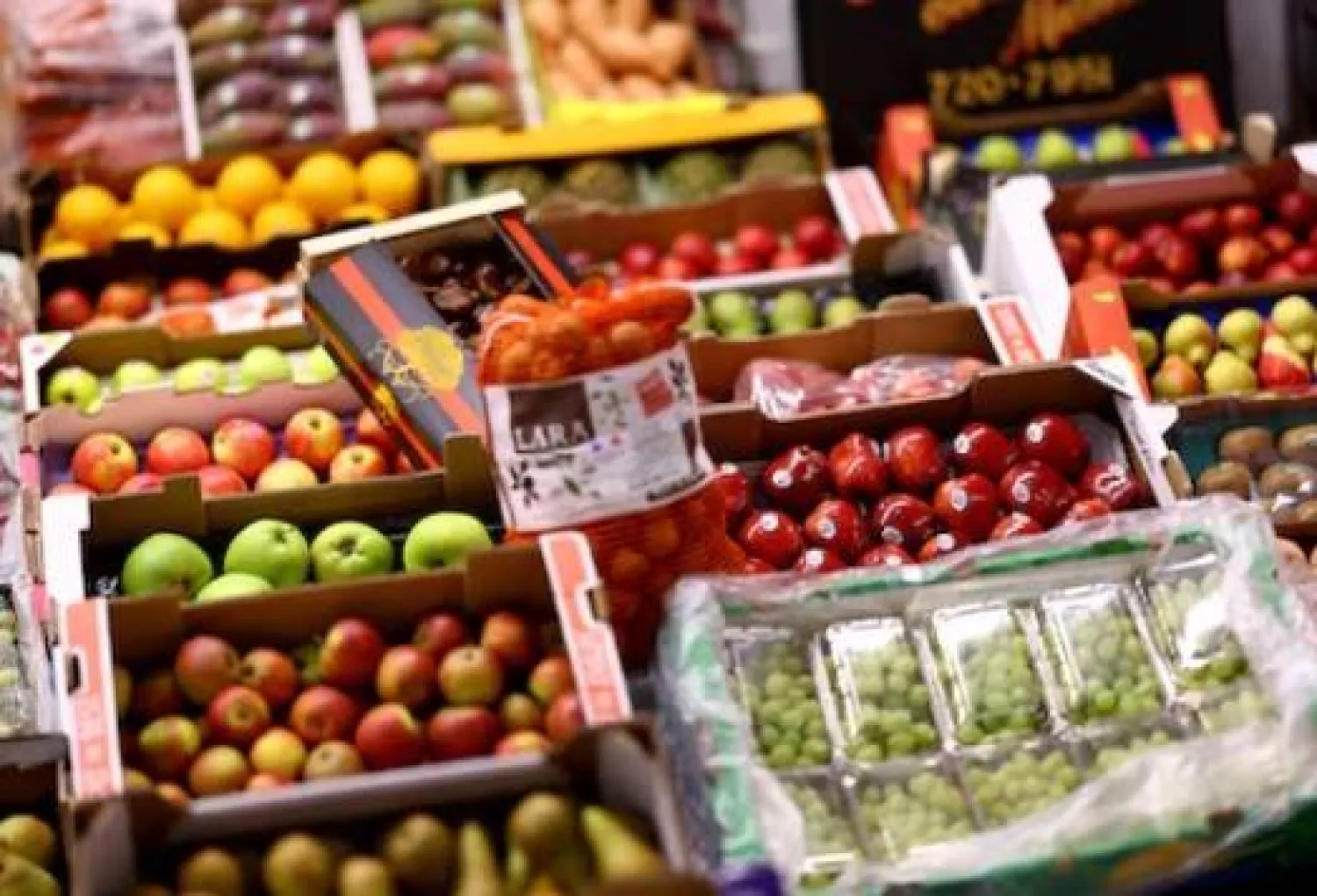 تُعرض الفواكه للبيع في سوق «نيو كوفنت غاردن» بلندن (رويترز)