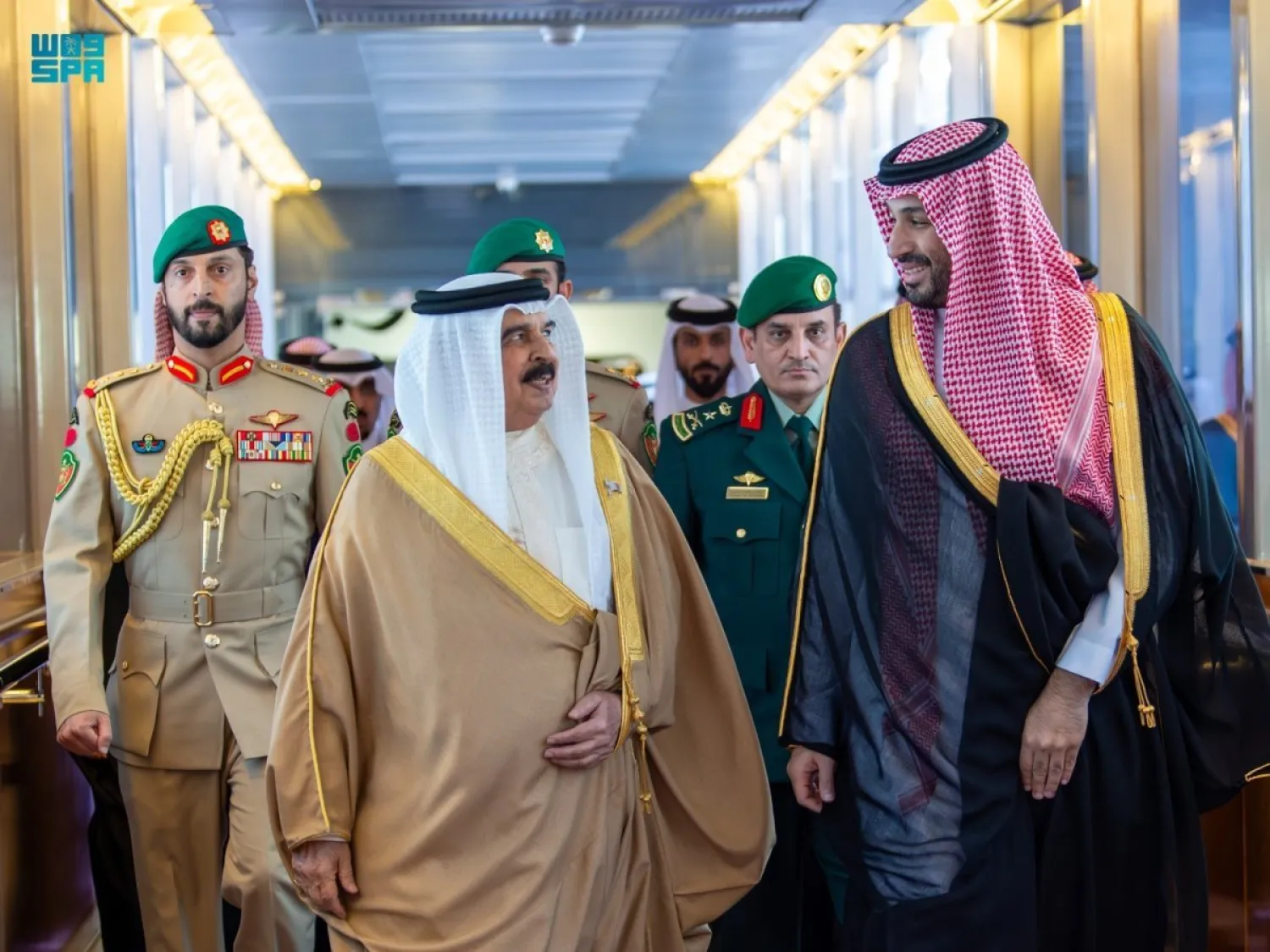 الأمير محمد بن سلمان ولي العهد رئيس مجلس الوزراء السعودي مستقبلاً ملك البحرين حمد بن عيسى آل خليفة لدى وصوله إلى جدة للمشاركة في القمة الخليجية (واس) 