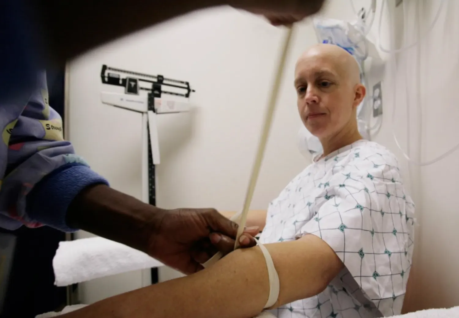 مريضة مصابة بالسرطان تخضع للعلاج (أرشيفية - رويترز)