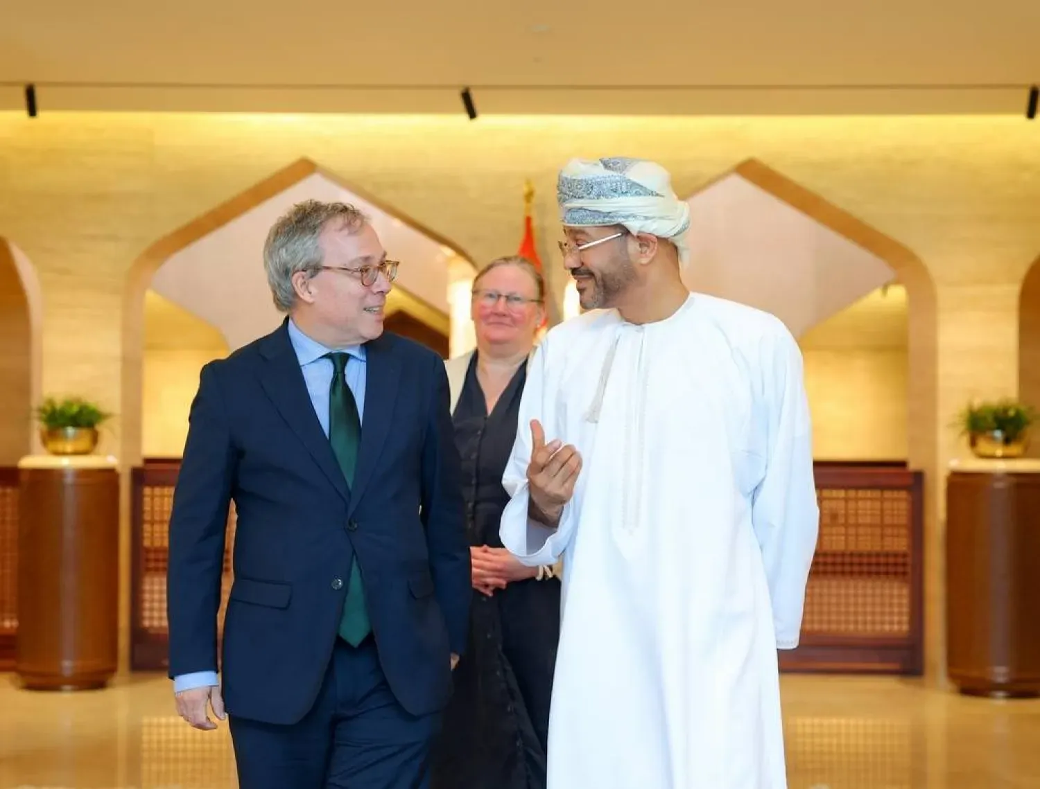 Umman Dışişleri Bakanı Bedr Al Busaidi, Birleşik Krallık Dışişleri Bakanlığı Siyasi Direktörü Edward Llewellyn ile Maskat'ta görüştü (ONA)