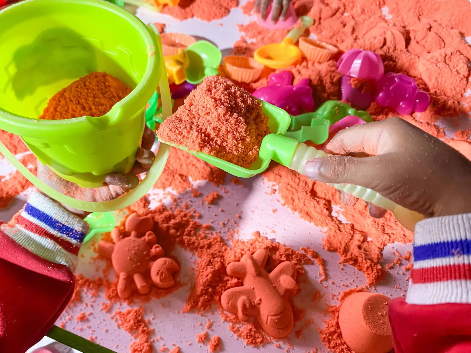 ألعاب تبدو بريئة لكنها تُخفي خطراً (شاترستوك)