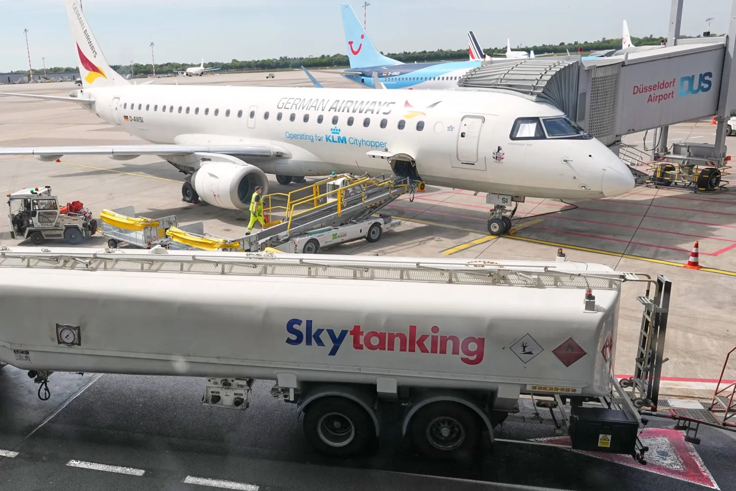 شاحنات تنقل وقود الطائرات في مطار دوسلدورف وسط مخاوف نقص الكيروسين (أ.ب)