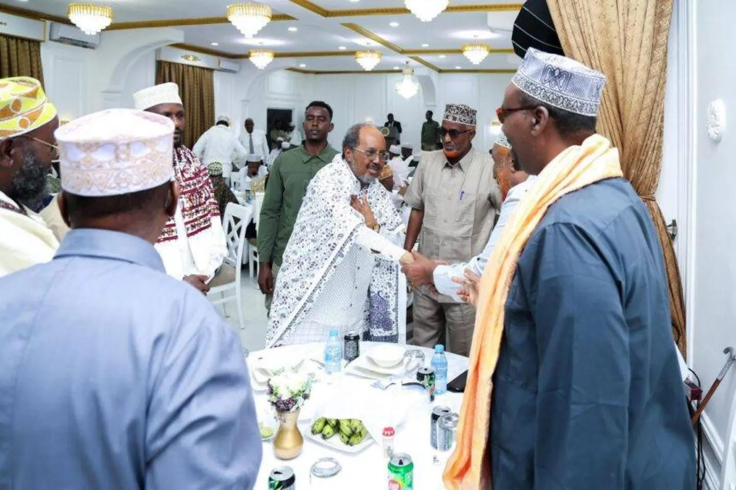 الرئيس الصومالي خلال لقائه زعماء ومسؤولين من مختلف أنحاء البلاد (وكالة الأنباء الصومالية)