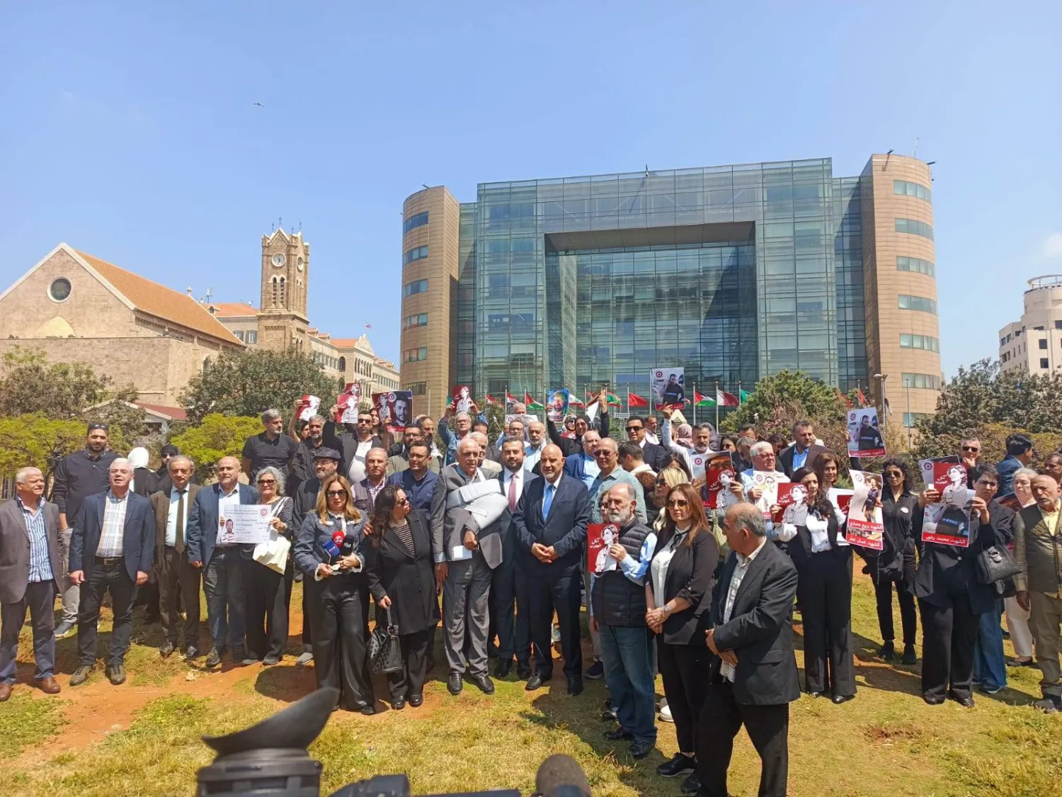 من الوقفة التضامنية للصحافيين في بيروت (الصورة من الإنترنت)
