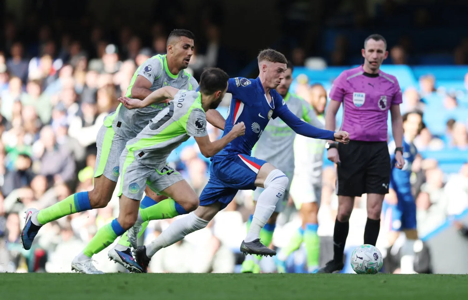 المواجهة بين تشيلسي بقيادة بالمر ومانشستر سيتي في «الدوري» ستتكرر في نهائي الكأس (رويترز)