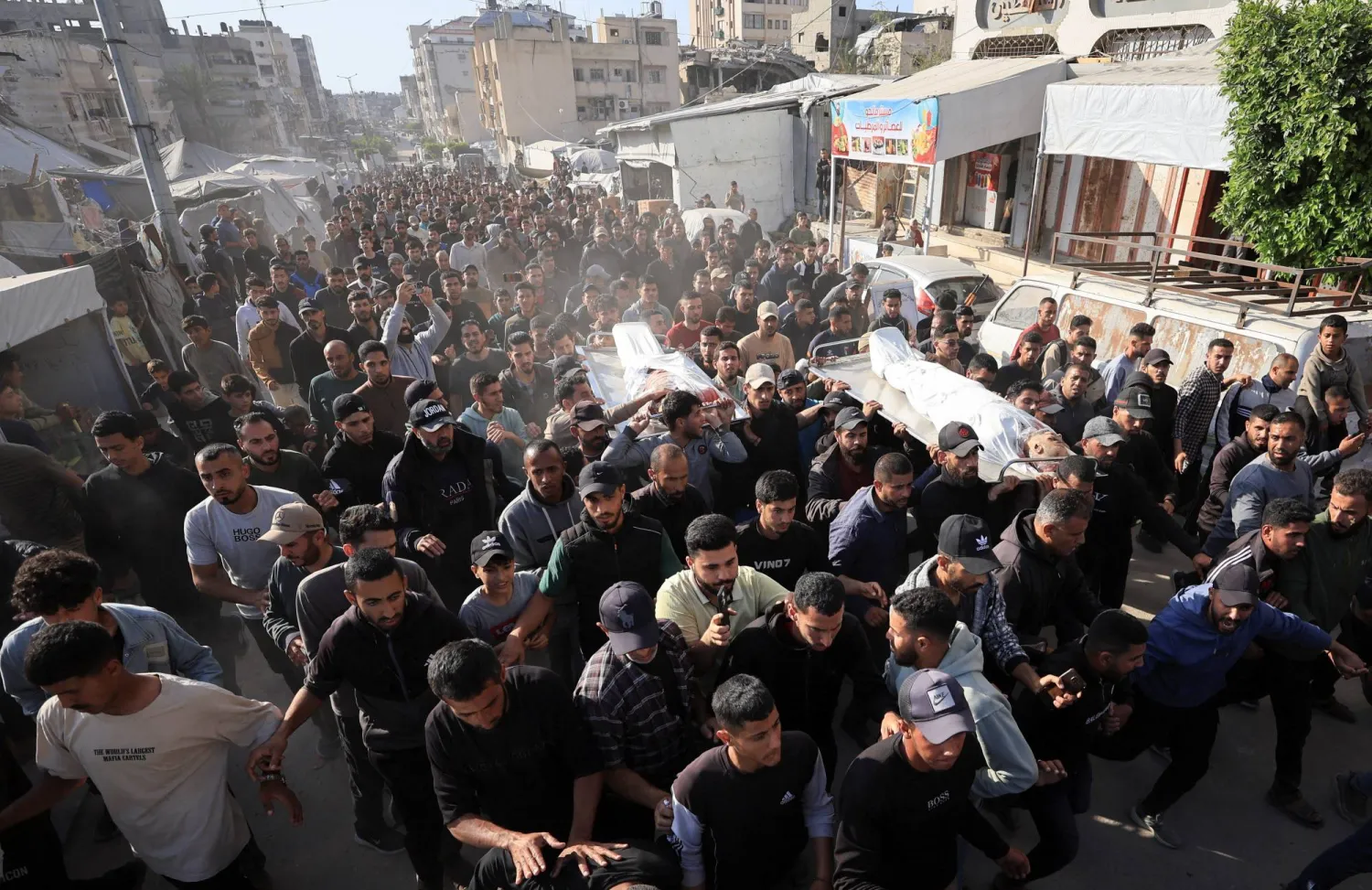 فلسطينيون يشيعون ضحايا غارة إسرائيلية في مدينة غزة الثلاثاء (رويترز)