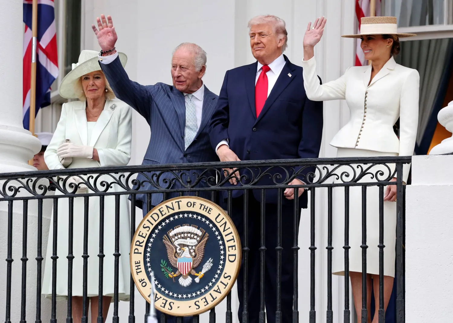 الملكة كاميلا والملك تشارلز الثالث والرئيس الأميركي دونالد ترمب والسيدة الأولى ميلانيا ترمب يشاهدون استعراضاً عسكرياً من شرفة الرواق الجنوبي خلال مراسم الاستقبال الرسمية في الحديقة الجنوبية للبيت الأبيض 28 أبريل 2026 في العاصمة واشنطن (رويترز)