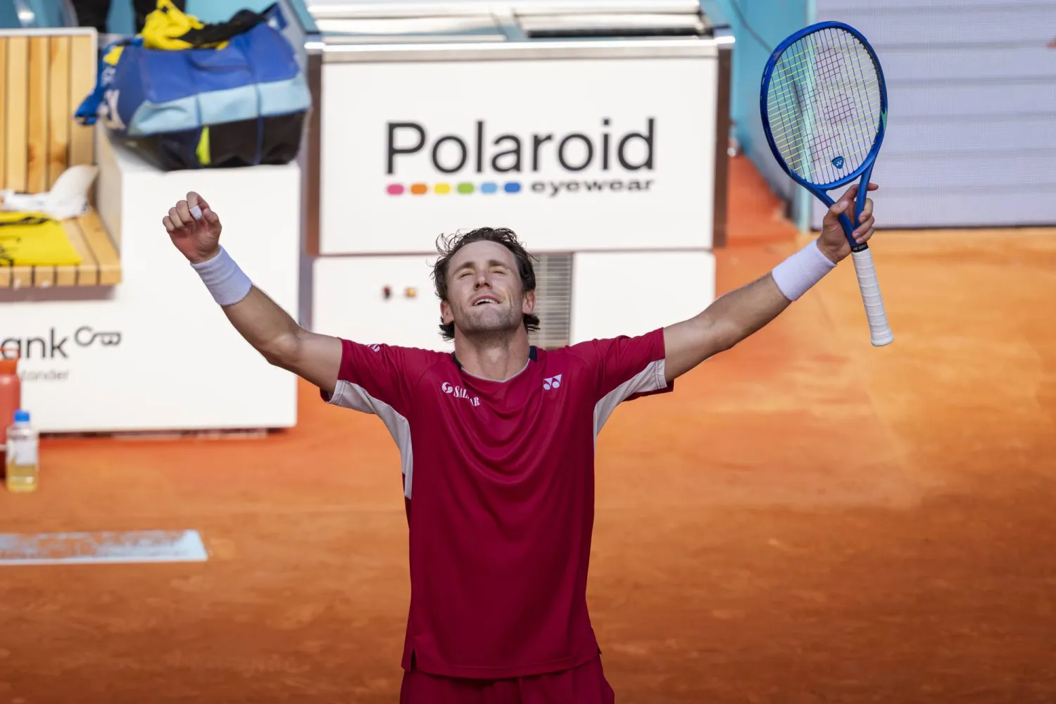 النرويجي كاسبر رود يحتفل بتأهله في مدريد (د.ب.أ) 