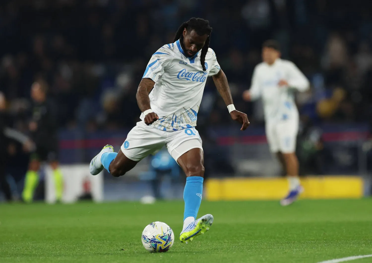 الكاميروني فرانك زامبو إنغويسا لاعب نابولي (رويترز) 