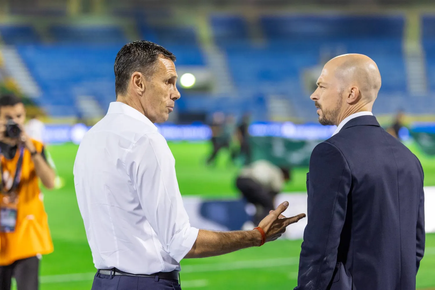 المايسترو مدرب النجمة في حديث مع غوستافو بويت مدرب الخليج (تصوير: عيسى الدبيسي) 