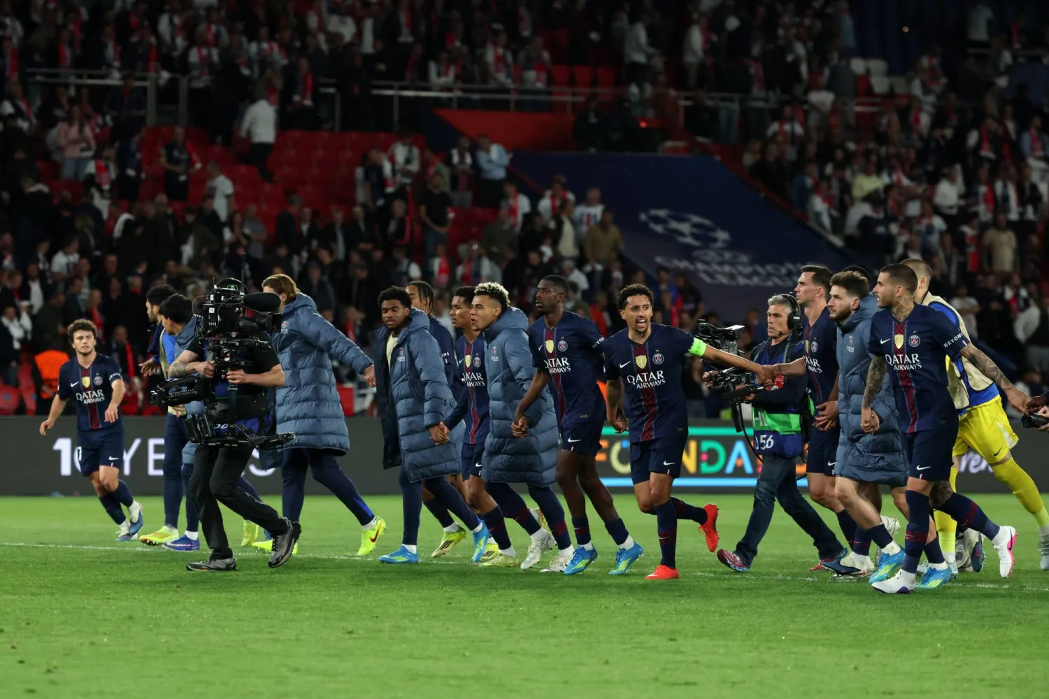 لاعبو باريس سان جيرمان يحيون جماهيرهم بعد الفوز على بايرن (إ.ب.أ)