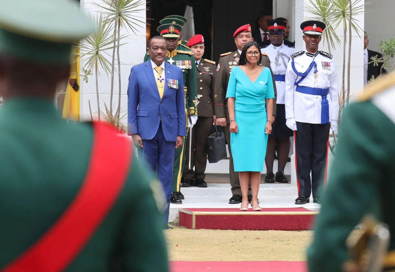 رئيسة فنزويلا المؤقتة ديلسي رودريغيز ورئيس بربادوس جيفري بوستيك خلال زيارة رسمية في بريدجتاون يوم أمس (ا.ف.ب)