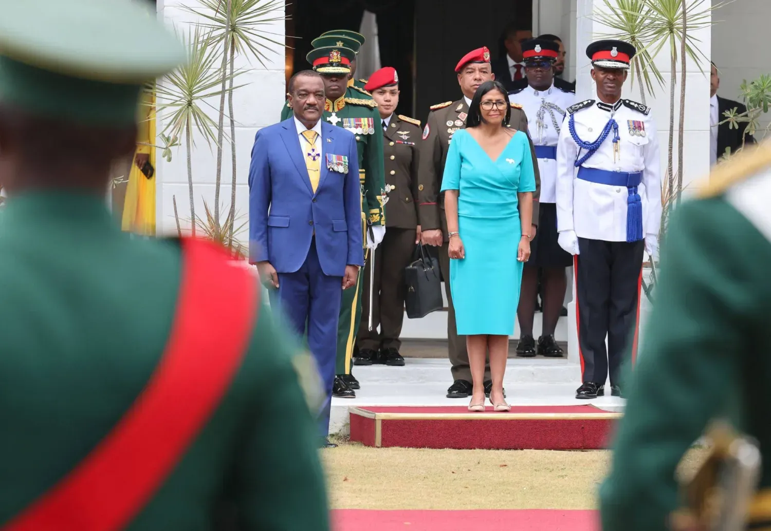 Venezuela'nın geçici başkanı Delcy Rodriguez ve Barbados'un başkanı Geoffrey Bosstick dün Bridgetown'a yaptıkları resmi ziyarette (AFP)