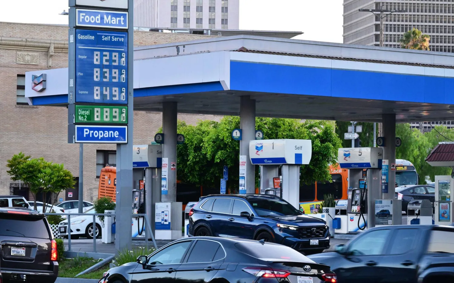 رُصدت أسعار البنزين في محطة وقود في لوس أنجلوس تتجاوز 8 دولارات للغالون (أ.ف.ب)