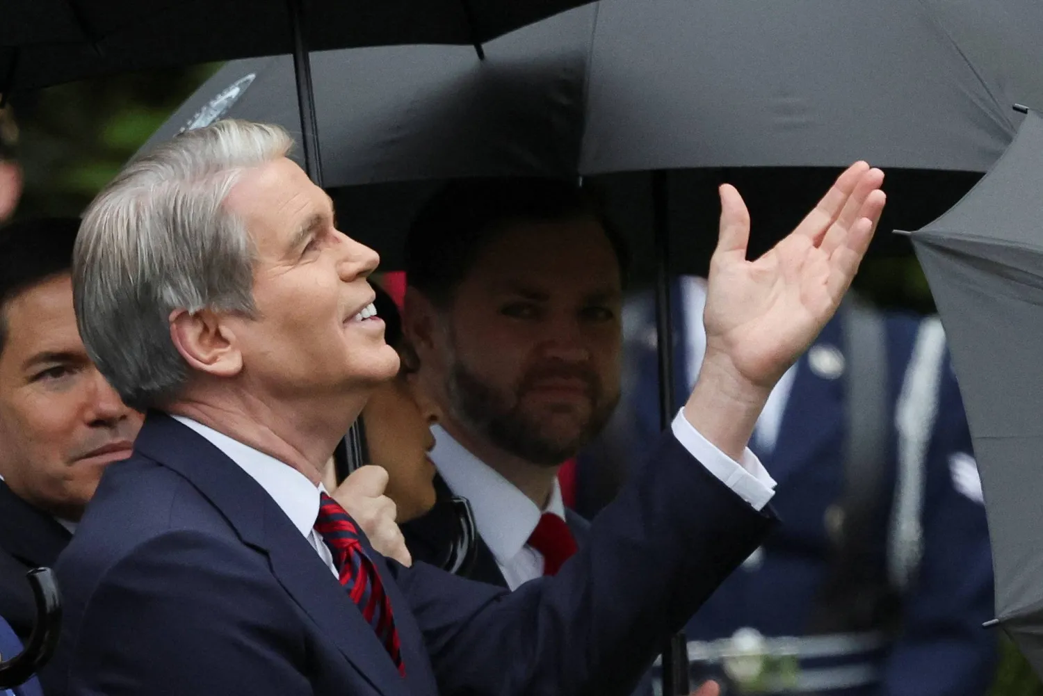 بيسنت يتفاعل مع تجمع الناس لحضور مراسم استقبال ملك بريطانيا تشارلز والملكة كاميلا في الحديقة الجنوبية للبيت الأبيض (رويترز)