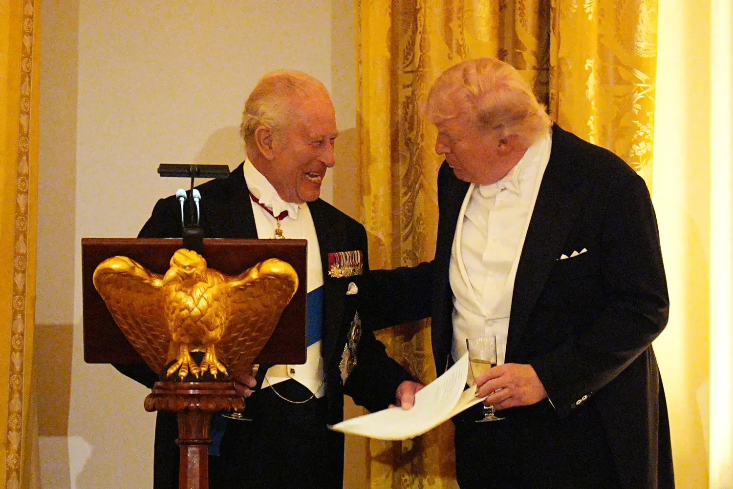 Kral 3. Charles, Washington D.C.’deki Beyaz Saray’da Kral 3. Charles ve Kraliçe Camilla onuruna düzenlenen yemekte ABD Başkanı Donald Trump ile sohbet ediyor. (DPA)