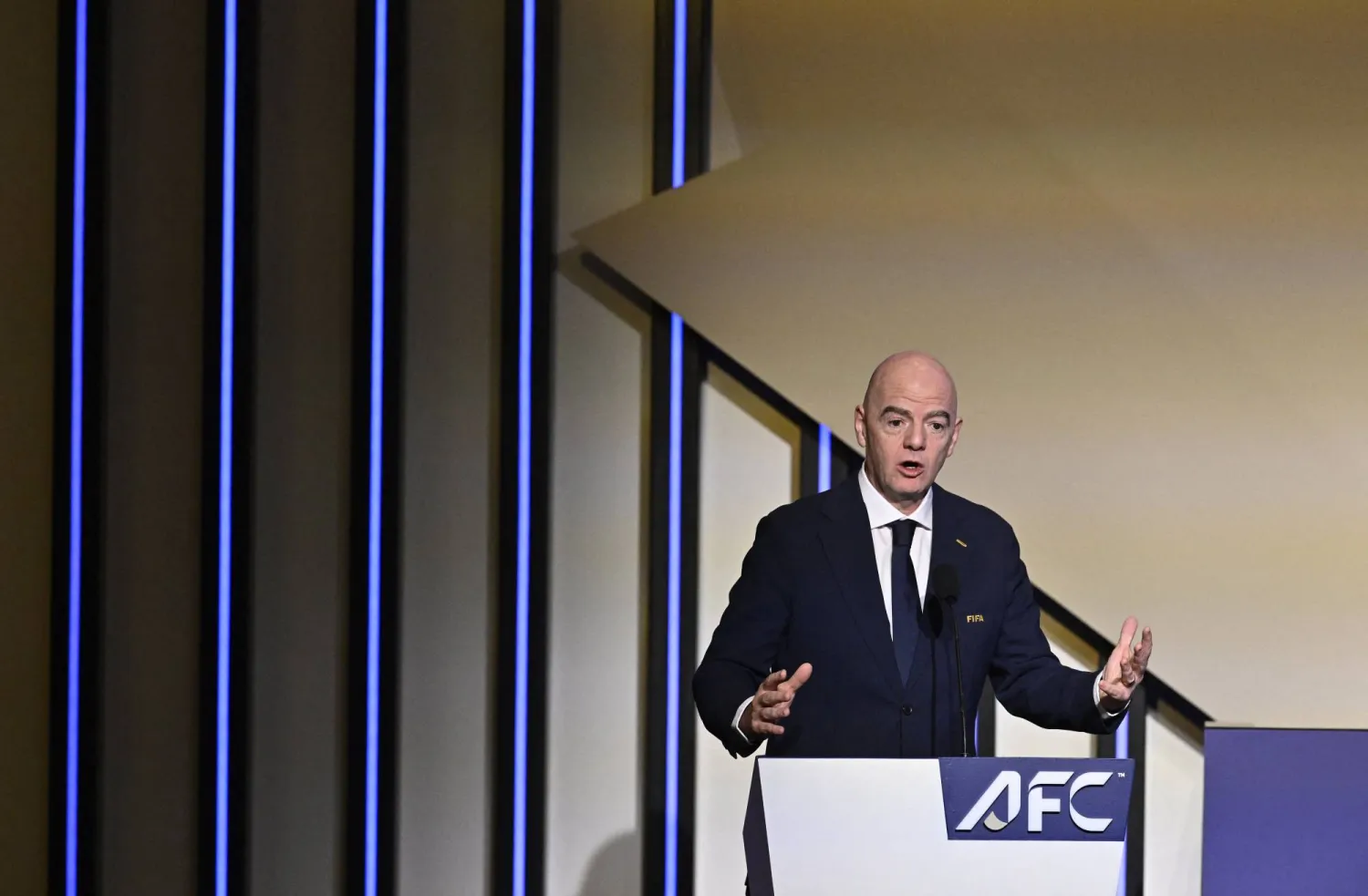 جياني إنفانتينو رئيس «فيفا» يحدث في فانكوفر (رويترز)