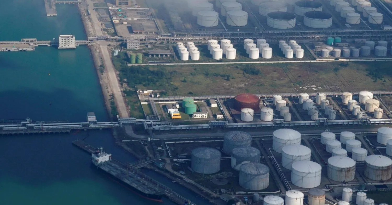 خزانات النفط والغاز في مستودع للنفط بميناء في تشوهاي بالصين (رويترز)