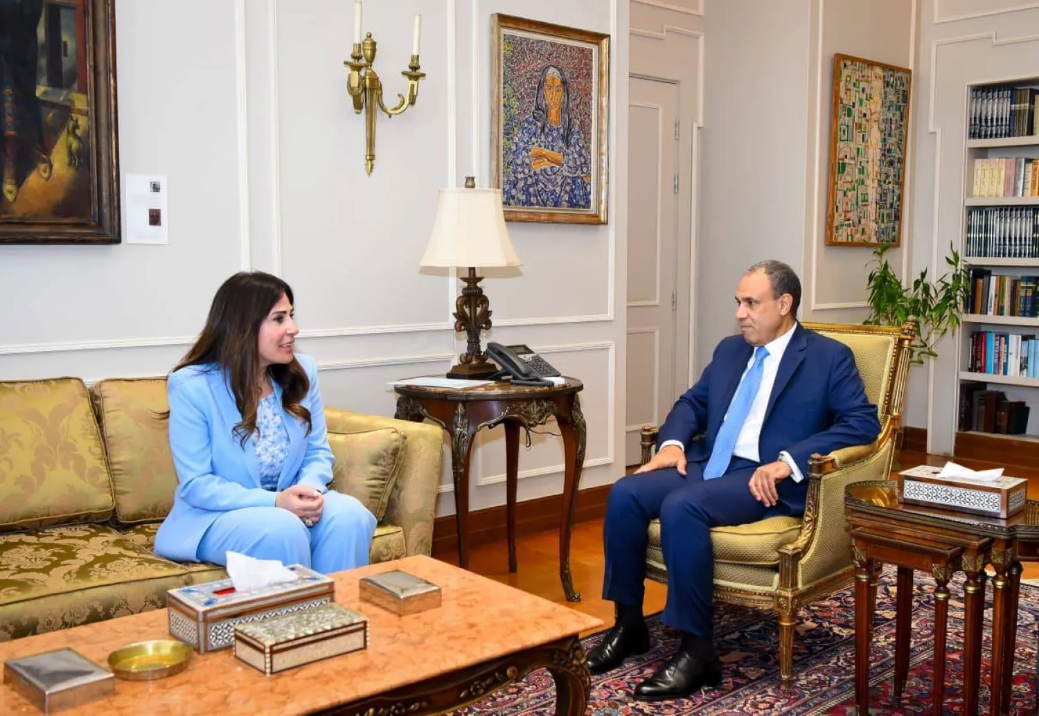 وزير الخارجية المصري بدر عبد العاطي خلال لقاء مع وزيرة الإسكان في القاهرة الأربعاء (صفحة وزارة الخارجية على فيسبوك)